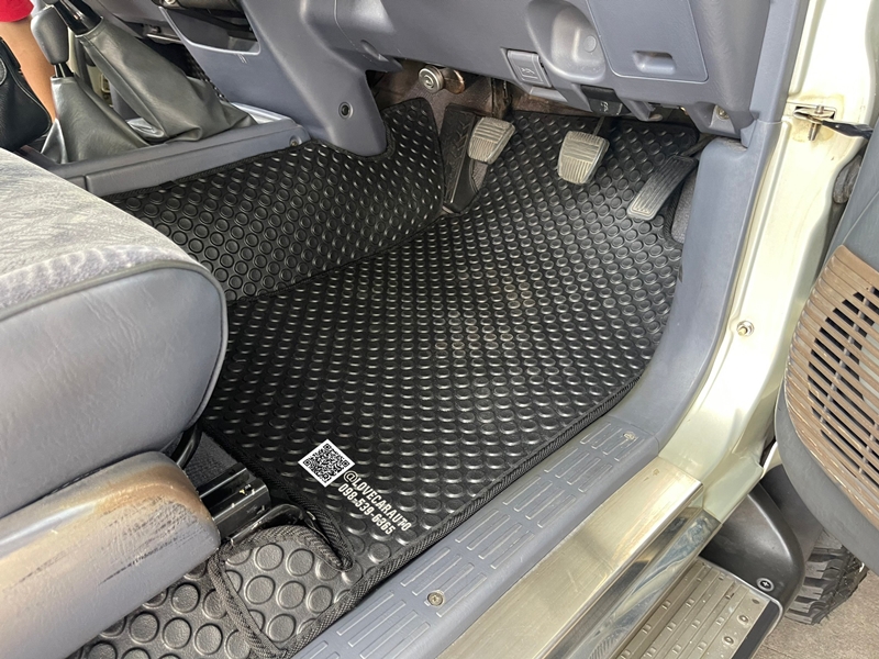 พรมปูพื้นรถยนต์ Toyota Tiger Cab กระดุมสีดำ