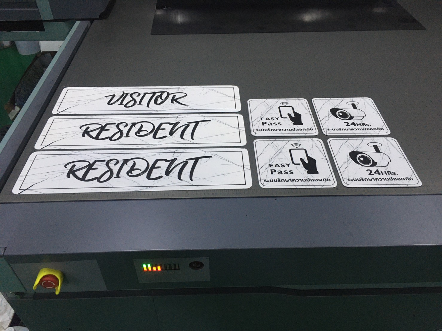 ป้ายพิมพ์ลงแผ่น งานป้าย VISITOR RESIDENT