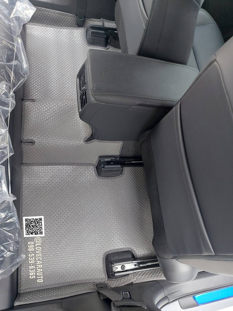 พรมปูพื้นรถยนต์ Toyota Camry 2025 กระดุมเล็กสีเทา