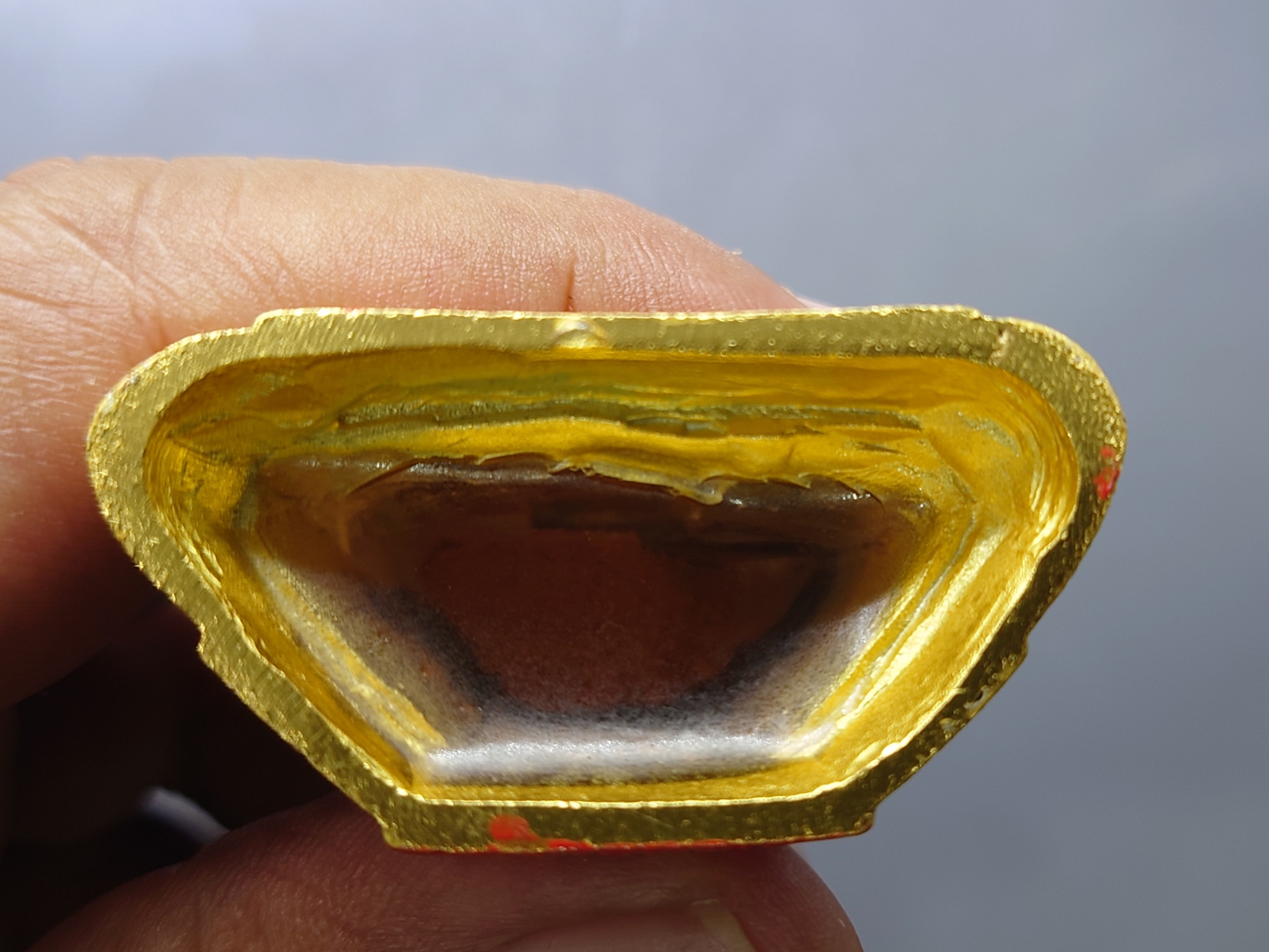 พระแก้วมรกต ทรงฤดูฝน (ขนาดสูง 6.3 เซน) เนื้อโลหะเคลือบสีเขียว เครื่องทรงชุบทอง สำนักพระราชวัง สร้าง พุทธาภิเษก ณ วัดพระศรีรัตนศาสดาราม พ.ศ.2547 ซีลเดิม รับประกันแท้