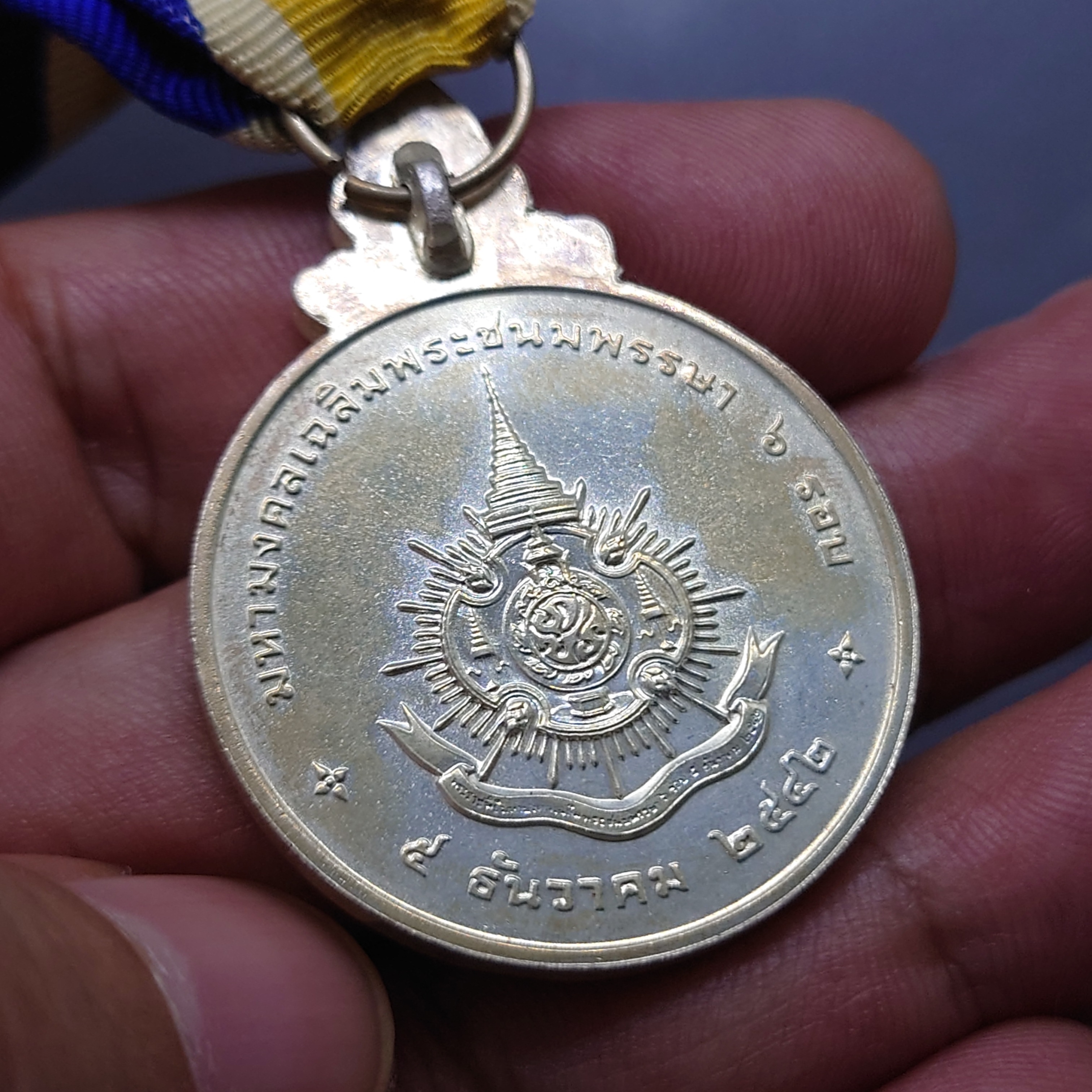 เหรียญที่ระลึกประดับแพรแถบ เนื้อเงิน เฉลิมพระชนมพรรษา 6 รอบ 72 พรรษา รัชกาลที่ 9 พ.ศ.2542 "แบบชาย"