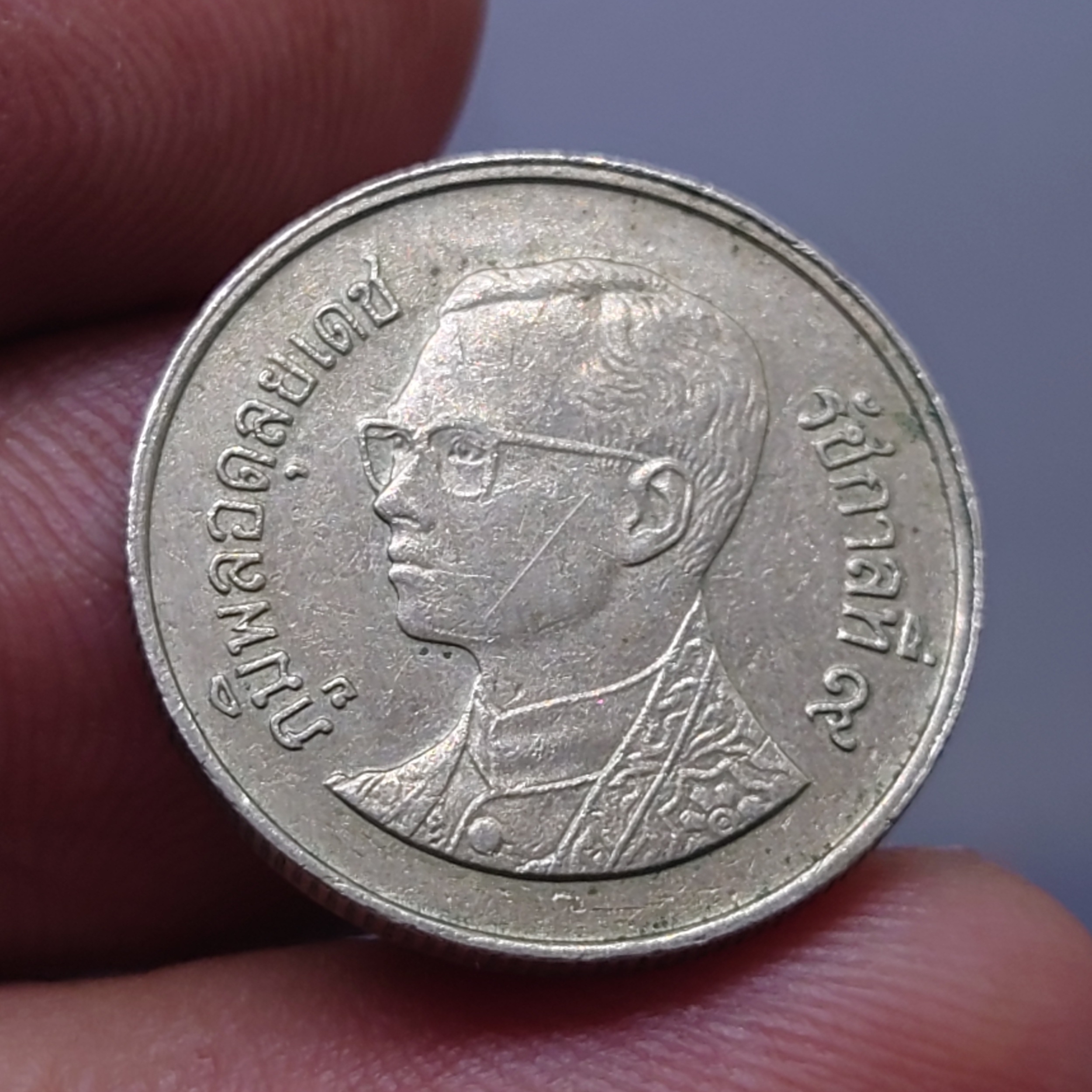 เหรียญ 1 บาท หมุนเวียน ปี พ.ศ.2529 ผ่านใช้งาน "ช่อฟ้าสั้น" ตัวติดลำดับ1