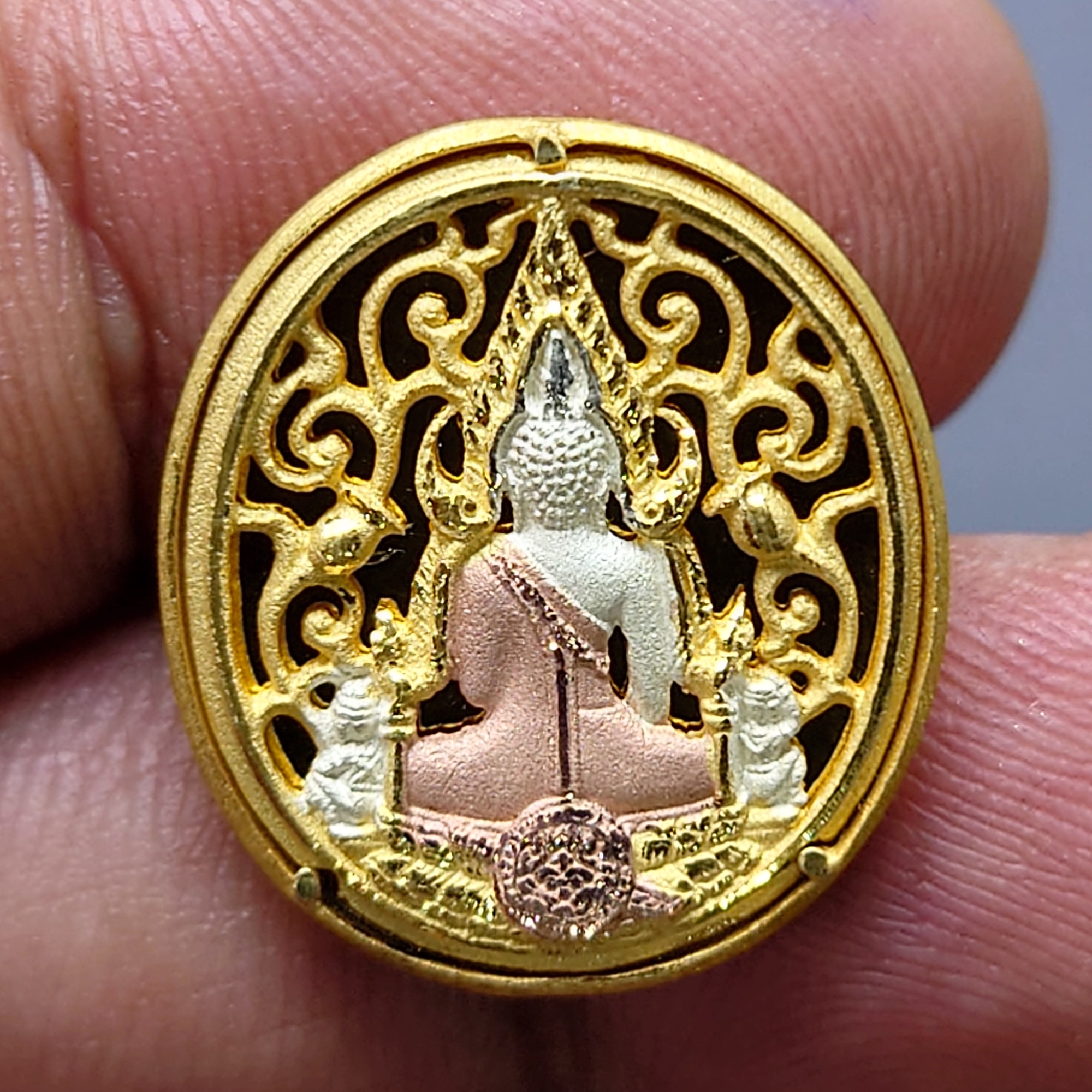 พระพุทธชินราช กรมตำรวจรุ่นแรก รุ่น “ประวัติศาสตร์” เหรียญรูปไข่ฉลุลายไทย พิมพ์เล็ก เนื้อเงินชุบสามกษัตริย์ ขัดเงา ปี2562 พร่อมกล่องเดิม