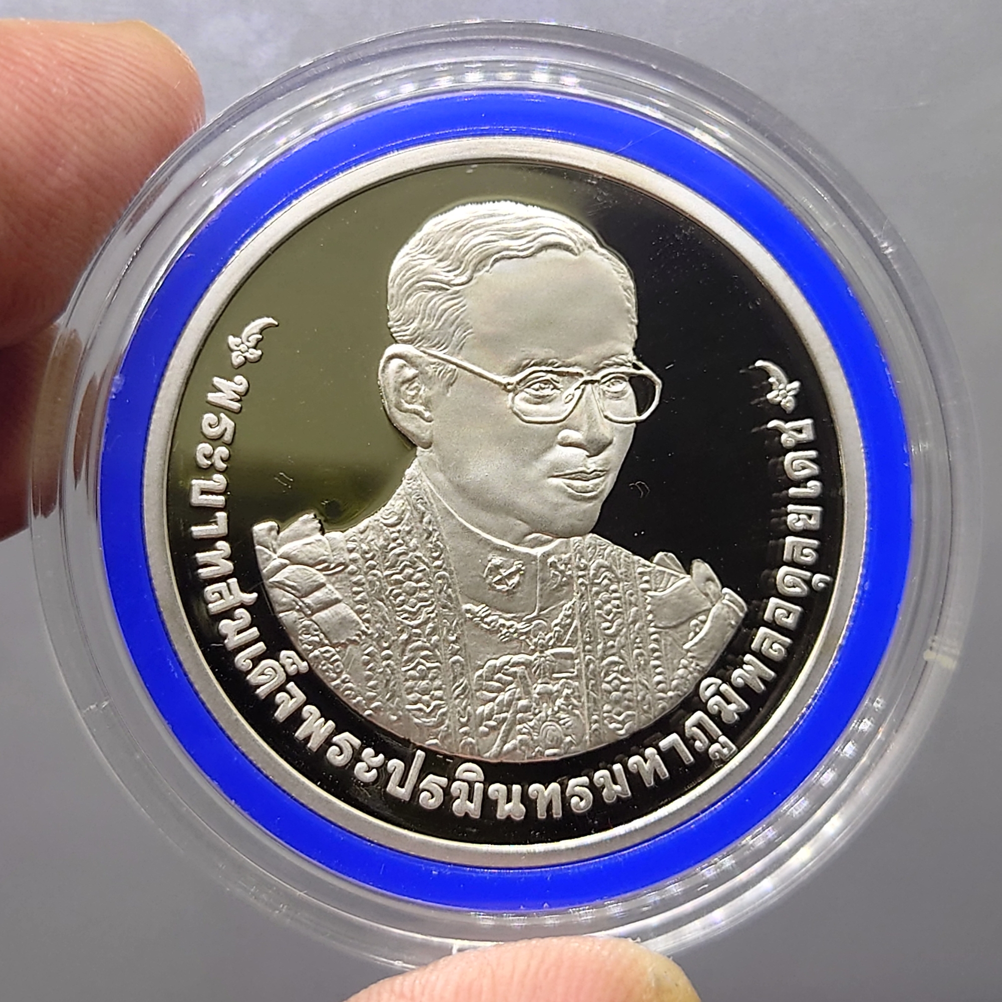 เหรียญ 800 บาท เนื้อเงินขัดเงา ที่ระลึก ฉลองครองราชย์ 70 ปี รัชกาลที่ 9 พ.ศ.2559 พร้อมกล่องและใบเซอร์