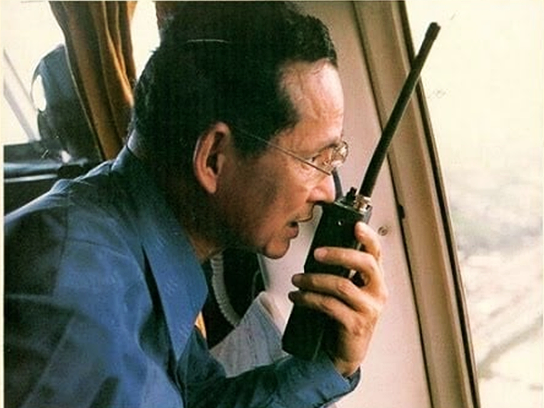 เหรียญในหลวงทรงวิทยุ (เหรียญในหลวงทรงวอ) เนื้อทองคำแท้ ที่ระลึกเฉลิมพระเกียรติ พระราชกรณียกิจด้านการสื่อสารกรมไปรษณียโทรเลข พ.ศ.2539