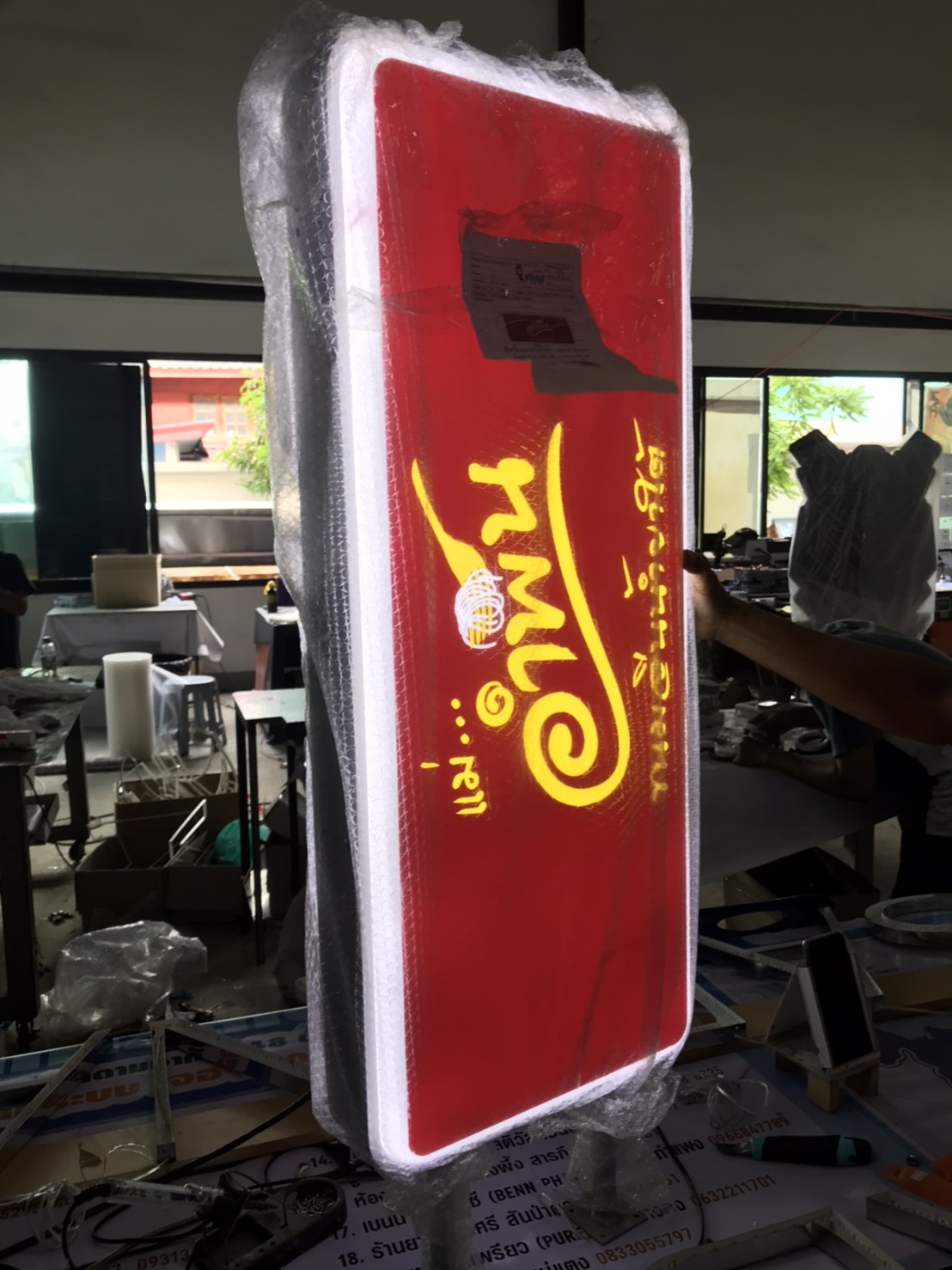 รับทำป้ายกล่องไฟ ป้ายกล่องไฟขายื่นติดผนัง ป้ายกล่องไฟแม่อำพัน ขนมจีนน้ำยาใต้