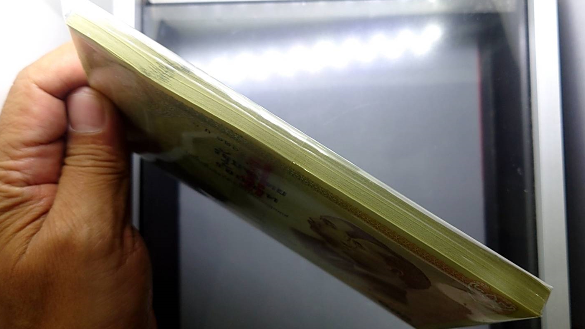 ธนบัตรยกแหนบ 100 ใบ เรียงเลข ธนบัตรที่ระลึก 100 บาท ครบรอบ 100 ปี ธนบัตรไทย ปี2545 ไม่ผ่านใช้