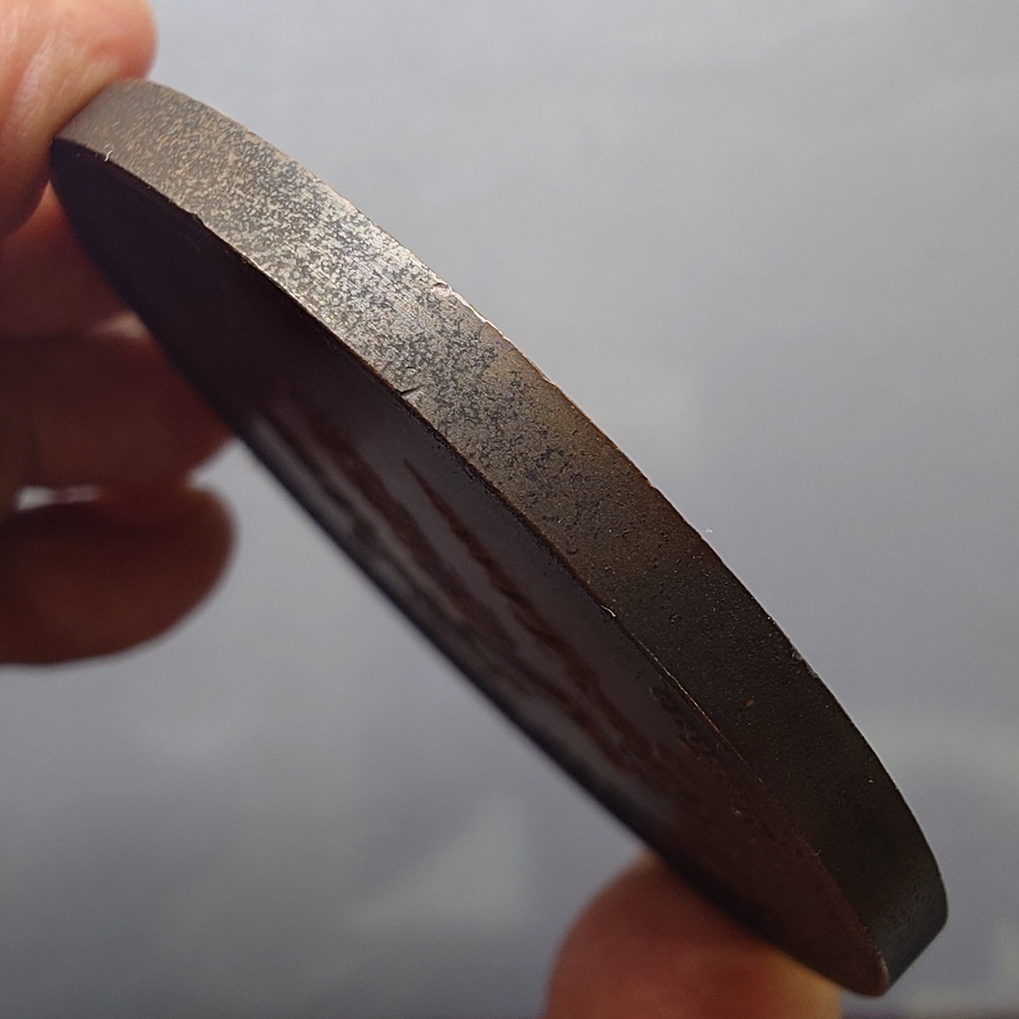 เหรียญที่ระลึกสมเด็จพระศรีนครินทราบรมราชชนนี เฉลิมพระชนมายุ 90 พรรษา เนื้อทองแดงรมดำ ขนาด 7 เซน ปี2533 พร้อมกล่องเดิม