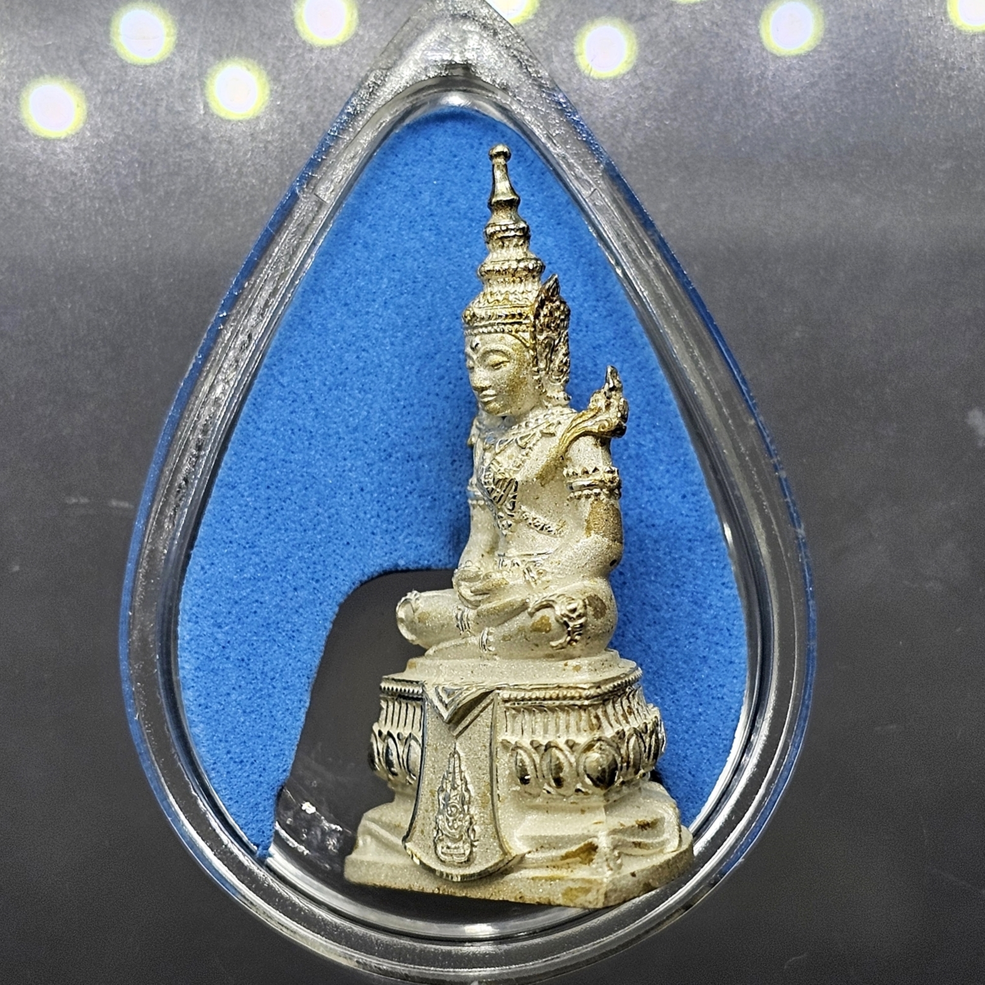 พระพุทธมหามณีรัตนปฏิมากร (พระแก้วมรกต) จำลอง ทรงเครื่องฤดูร้อน เนื้อเงิน ฉลองสิริราชสมบัติ ครบ 60 ปี ในหลวง รัชกาลที่9 พ.ศ.2550