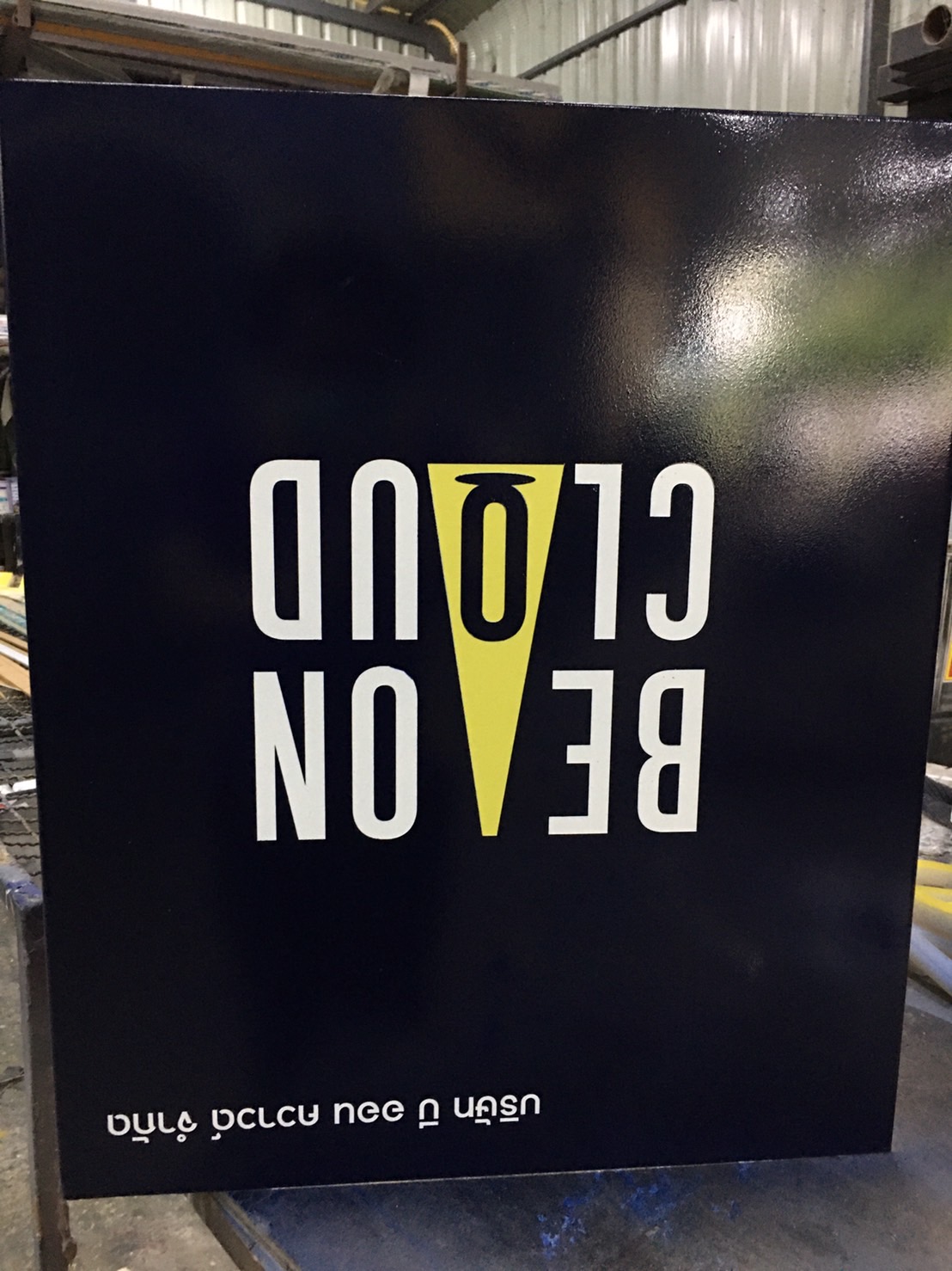 ป้ายเหล็กสามเหลี่ยมติดผนัง งานBEONCLOUND