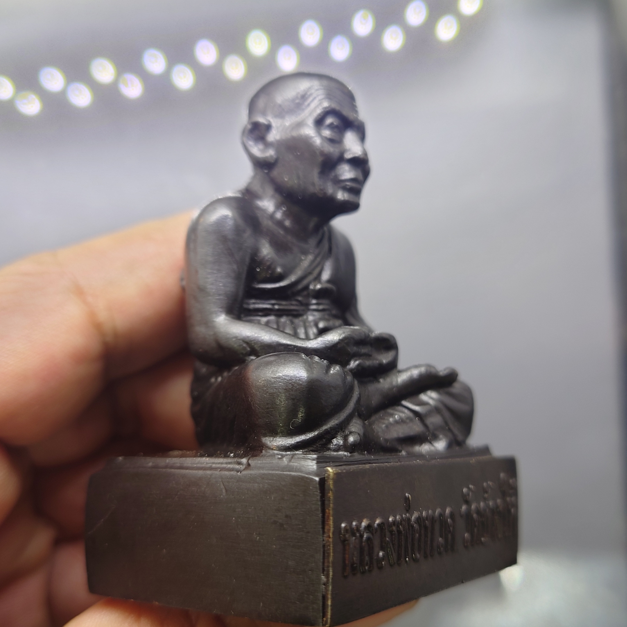 พระบูชา หลวงพ่อทวด วัดช้างไห้ เนื้อโลหะรมมันปู วัดราษฎร์บูรณะ จ.ปัตตานี ปี2555 ขนาด 4.2 x 6.5 ซม.