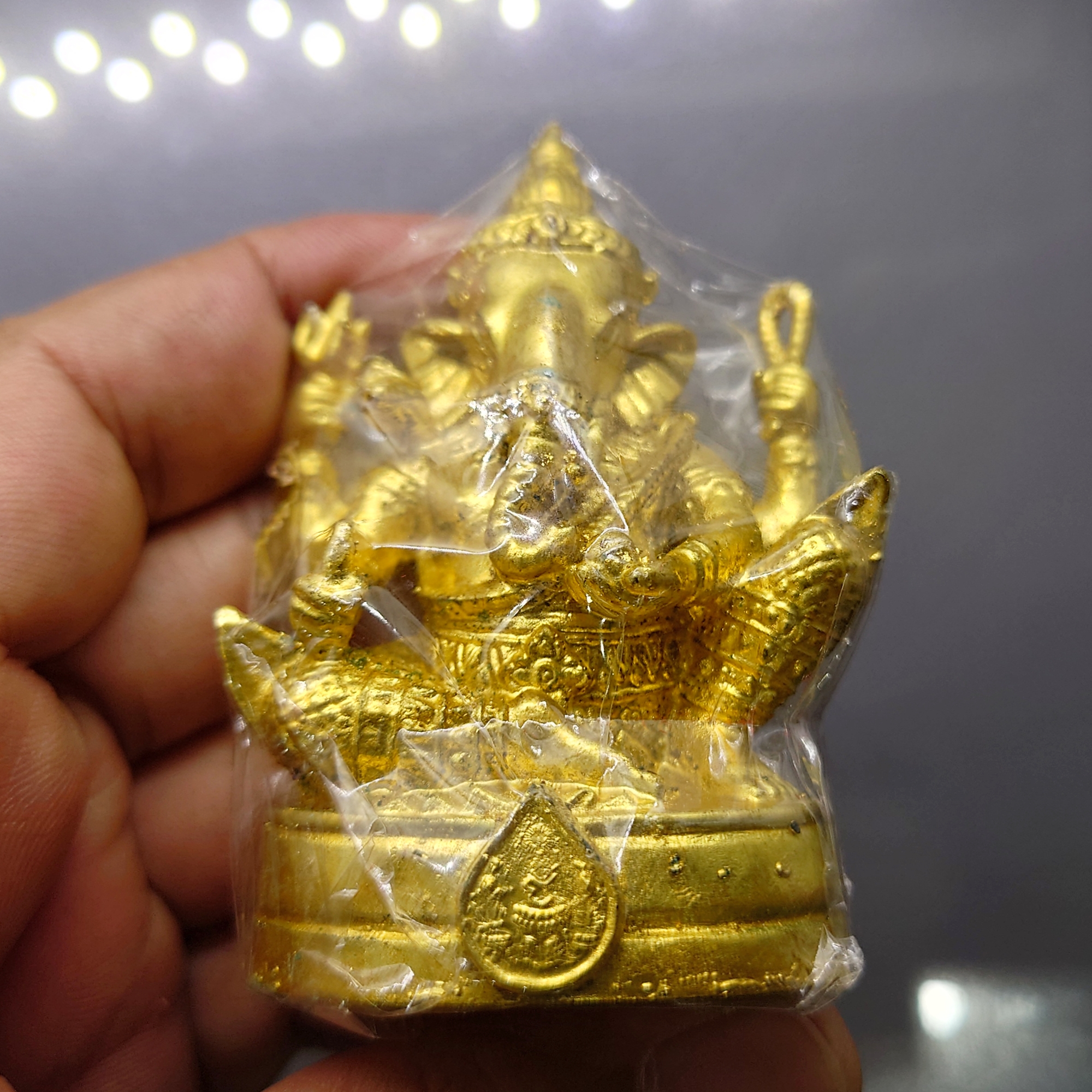 พระพิฆเนศวร์ มหาเทพแห่งความสำเร็จ รุ่นโชคมงคล เนื้อชุบทอง ร่วมพิธีพุทธาภิเษก ศาลสมเด็จพระนเรศวร พระราชวังจันทน์ พิษณุโลก ปี2541 พร้อมกล่องเดิม