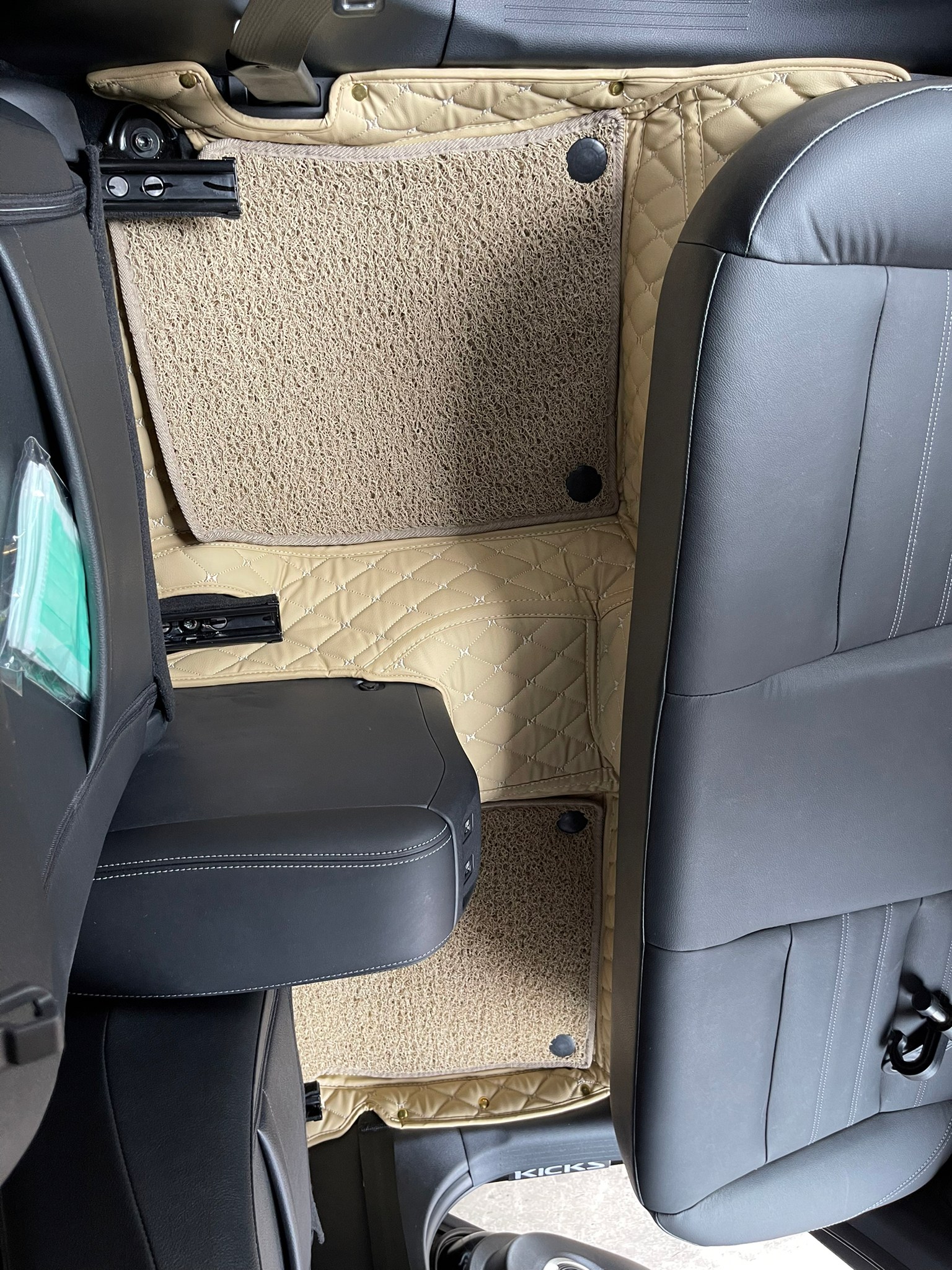 พรมปูพื้นรถยนต์ 7D Nissan kicks 2022 สีครีม+ไวนิลสีครีม