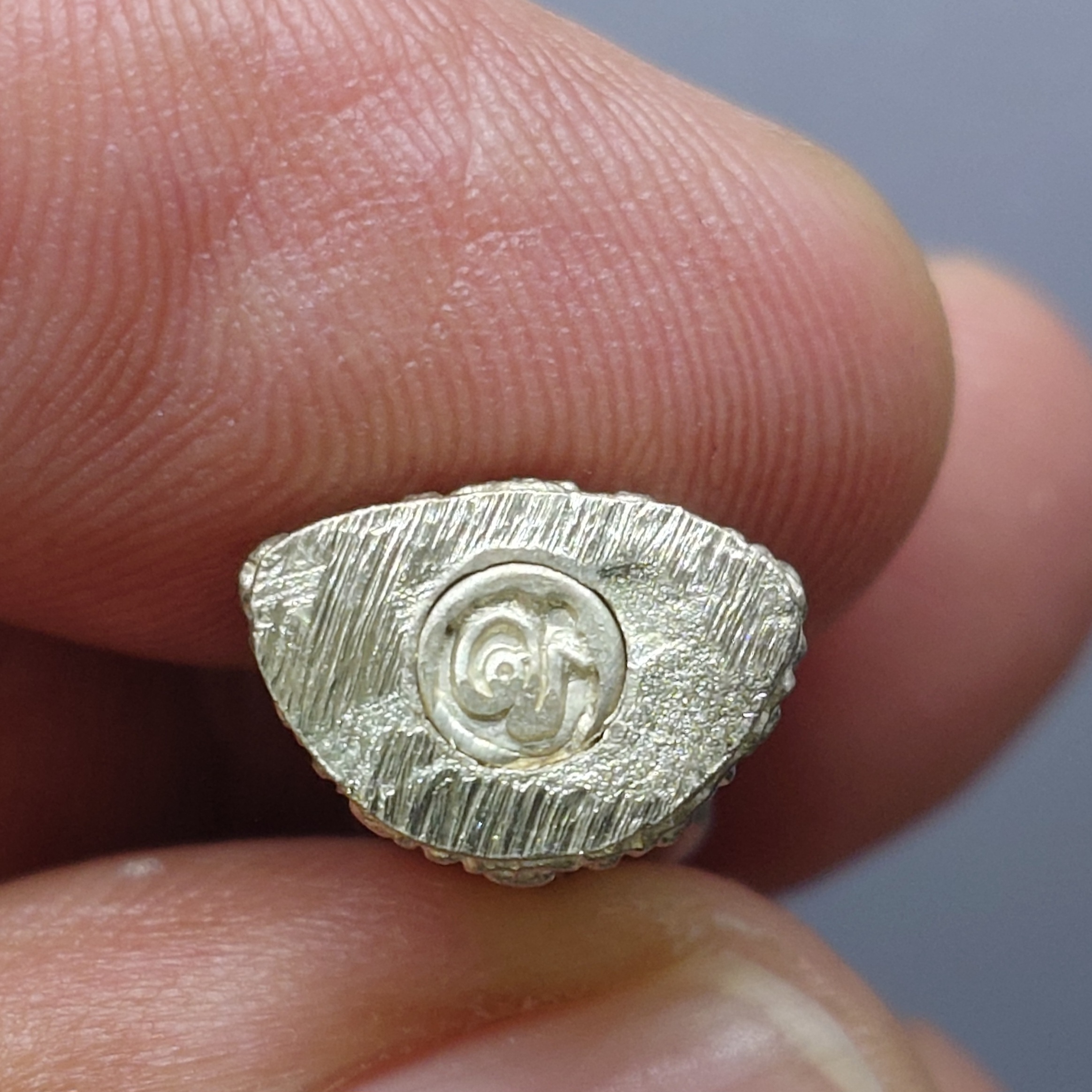 พระกริ่ง ส.ธ. พระชัยวัฒน์ ส.ธ. เนื้อเงิน และ นวะโลหะ พระเทพฯ เททอง วัดบวรนิเวศวิหาร ปี2535 ตลับเดิม