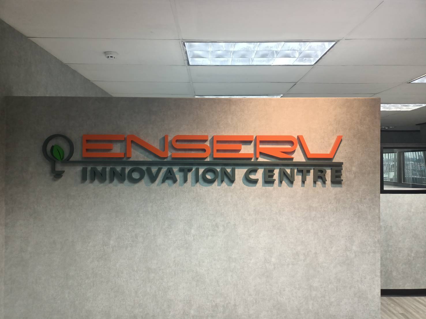งานอักษรโลหะซิ้งค์พ่นสี งานENSERV INNOVATION CENTER
