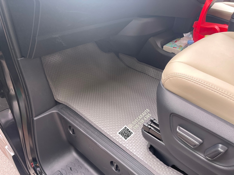 พรมปูพื้นรถยนต์ Toyota Majesty 2024 กระดุมเล็กสีเทา