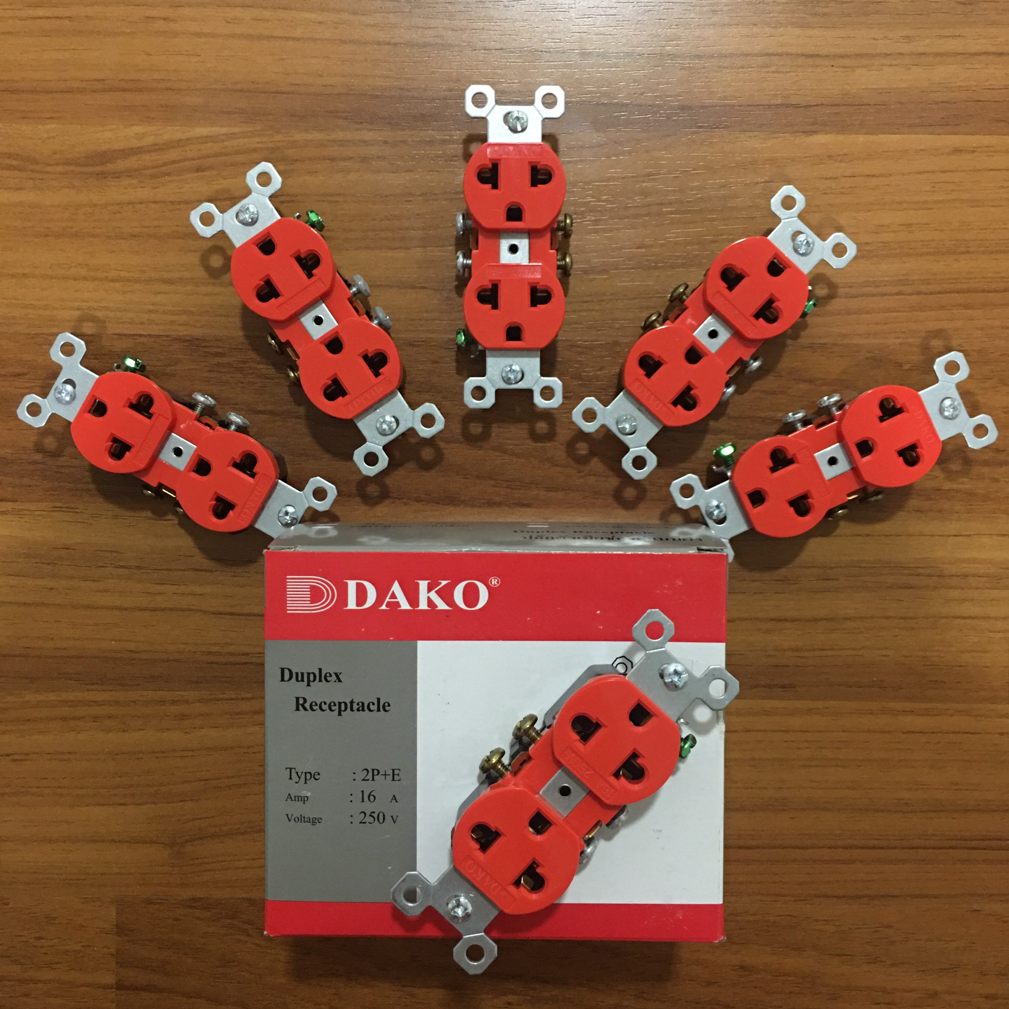 "DAKO PLUG" 270TR ปลั๊กตัวเมียช่องคู่เเบบฝัง สีแดง