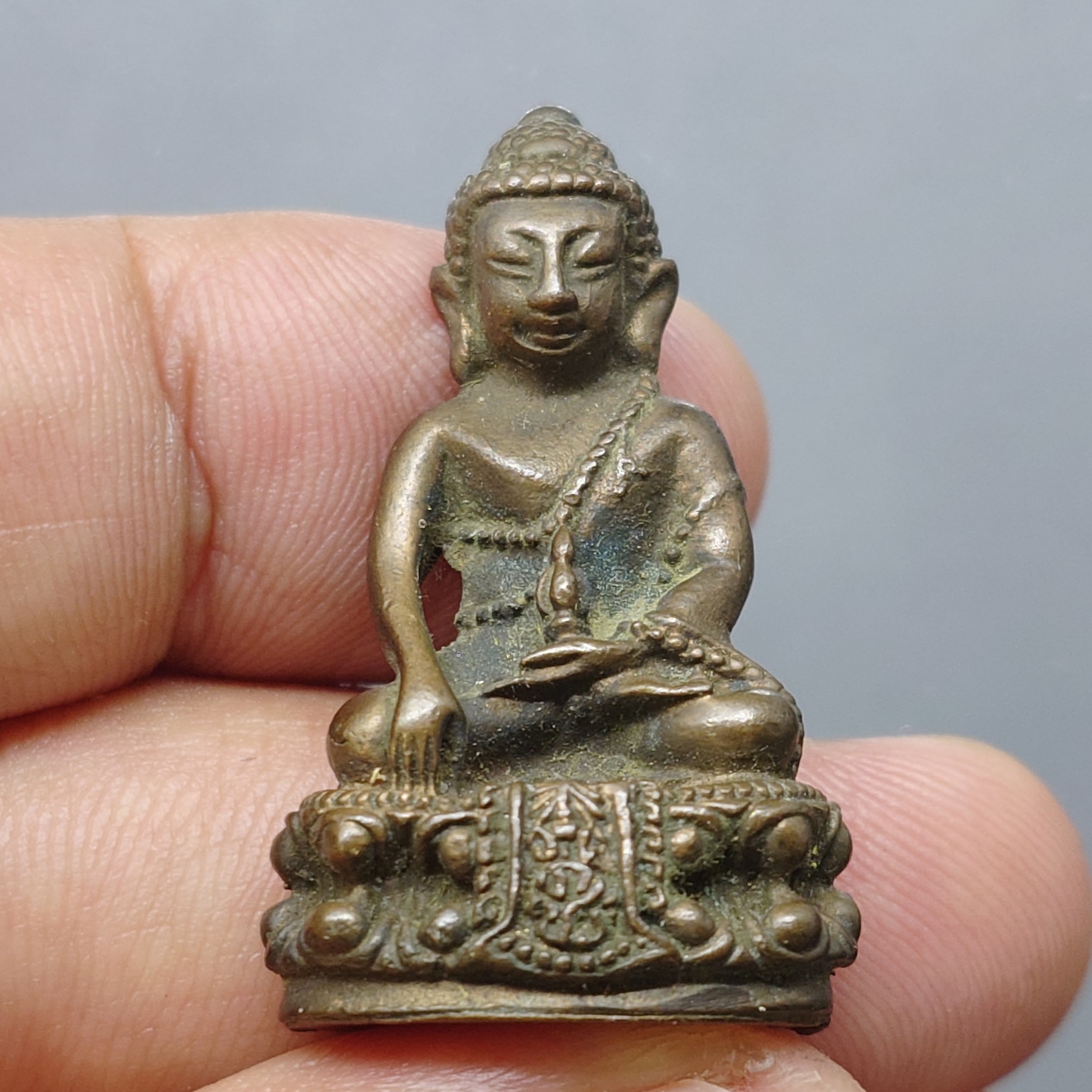 พระกริ่งคุ้มเกล้า (กริ่งศิรากาศ หน้าจีน ก้นถ้วย) เนื้อนวะโลหะ หายาก พ.ศ.2524 หายาก สภาพสวย พร้อมกล่องเดิม