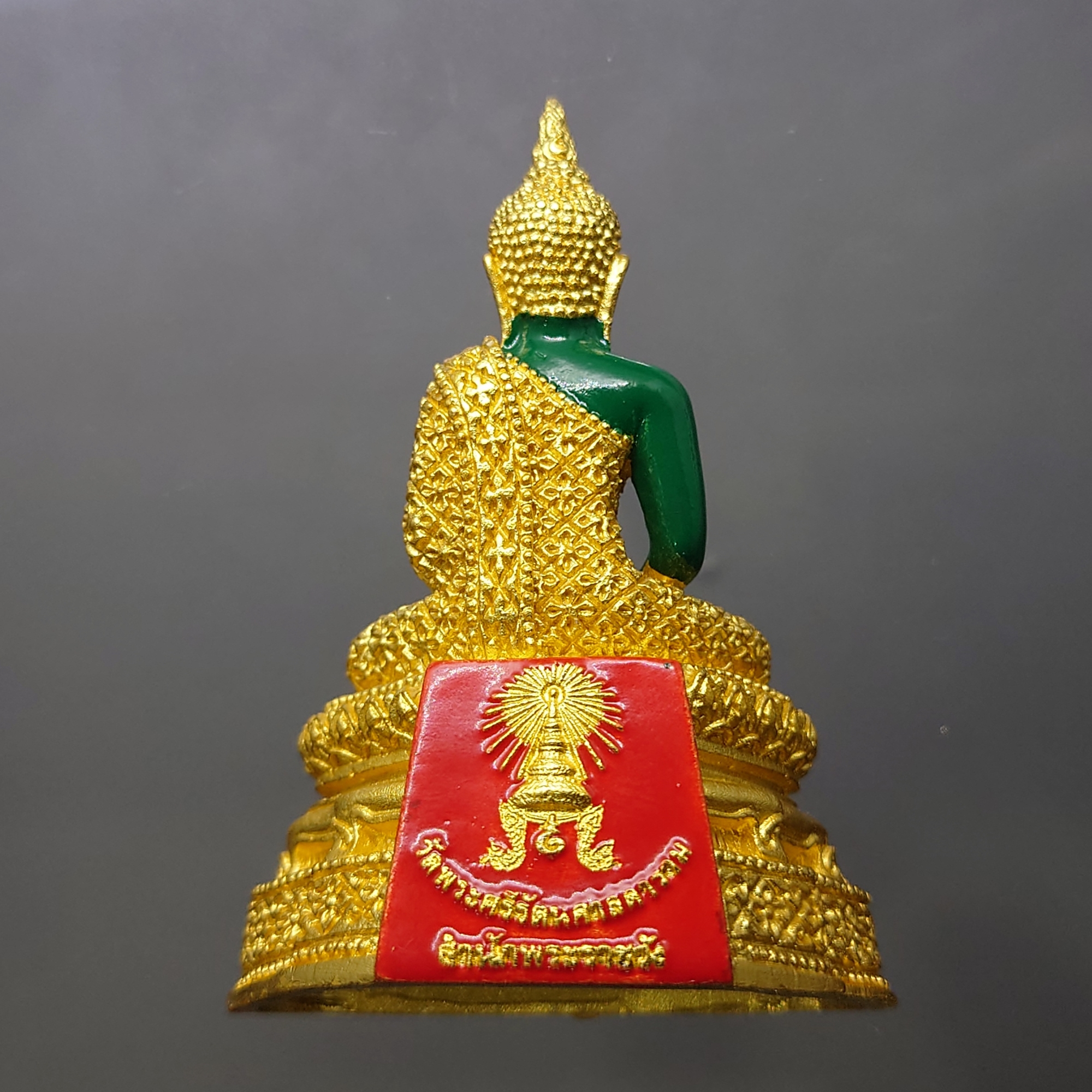 พระแก้วมรกต ทรงฤดูฝน (ขนาดสูง 6.3 เซน) เนื้อโลหะเคลือบสีเขียว เครื่องทรงชุบทอง สำนักพระราชวัง สร้าง พุทธาภิเษก ณ วัดพระศรีรัตนศาสดาราม พ.ศ.2547 ซีลเดิม รับประกันแท้