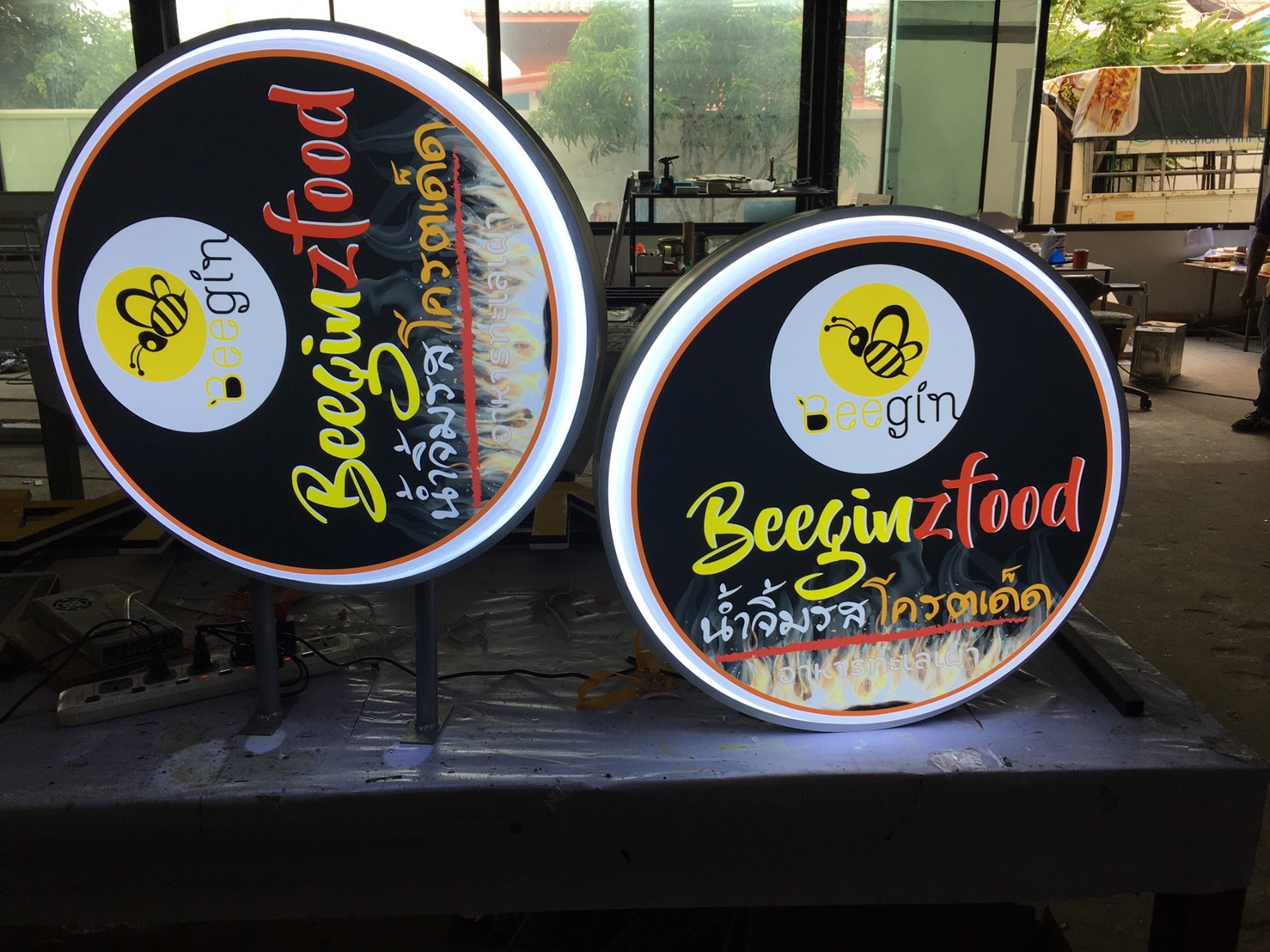 ป้ายตู้ไฟอลูมิเนียมขายื่นติดผนังไฟแอลอีดี งานBEEGINZFOOD
