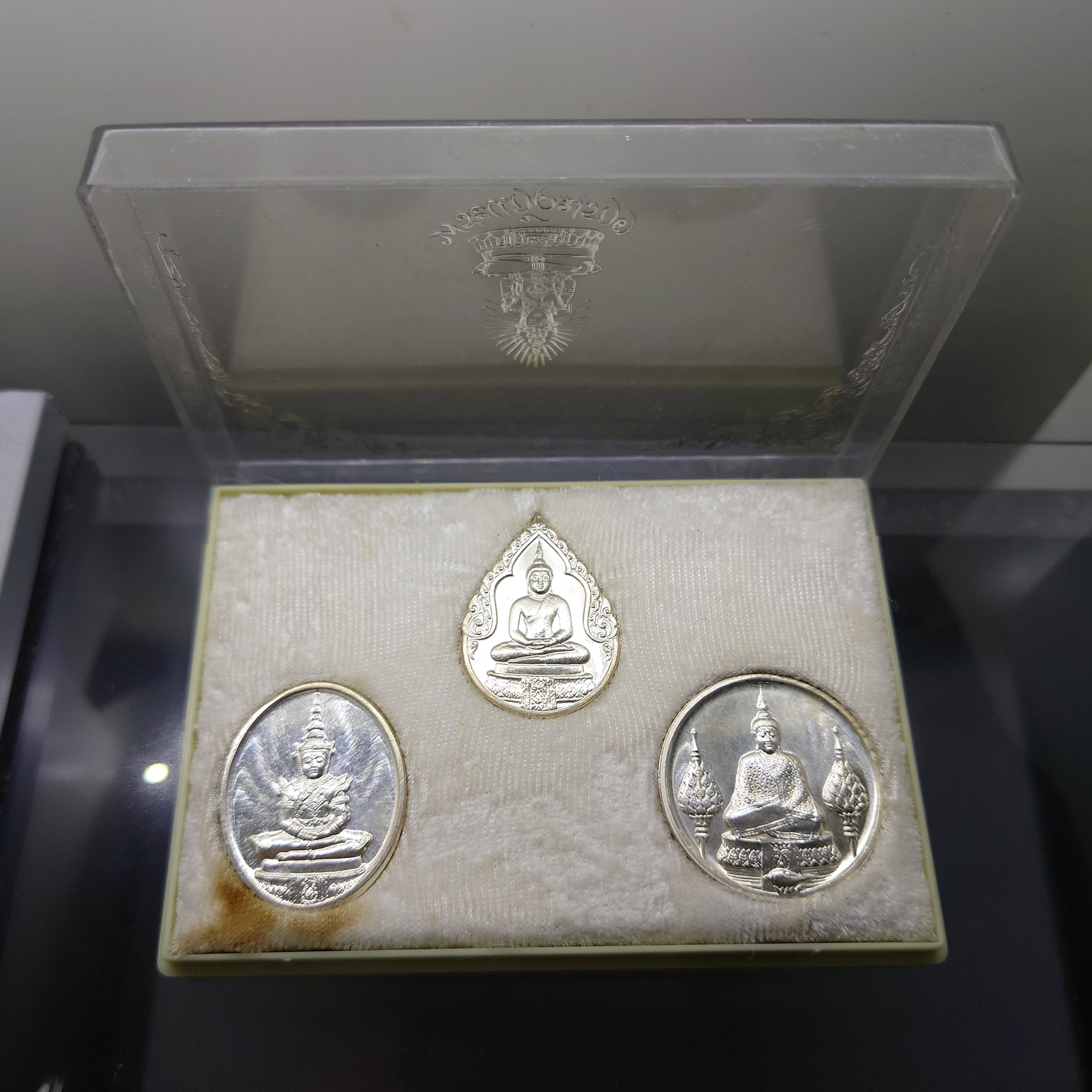 เหรียญพระแก้วมรกต ภปร รุ่นสอง ชุด 3 ฤดู เนื้อเงิน ฉลองกรุงรัตนโกสินทร์ 200 ปี พ.ศ.2525 พร้อมตลับ