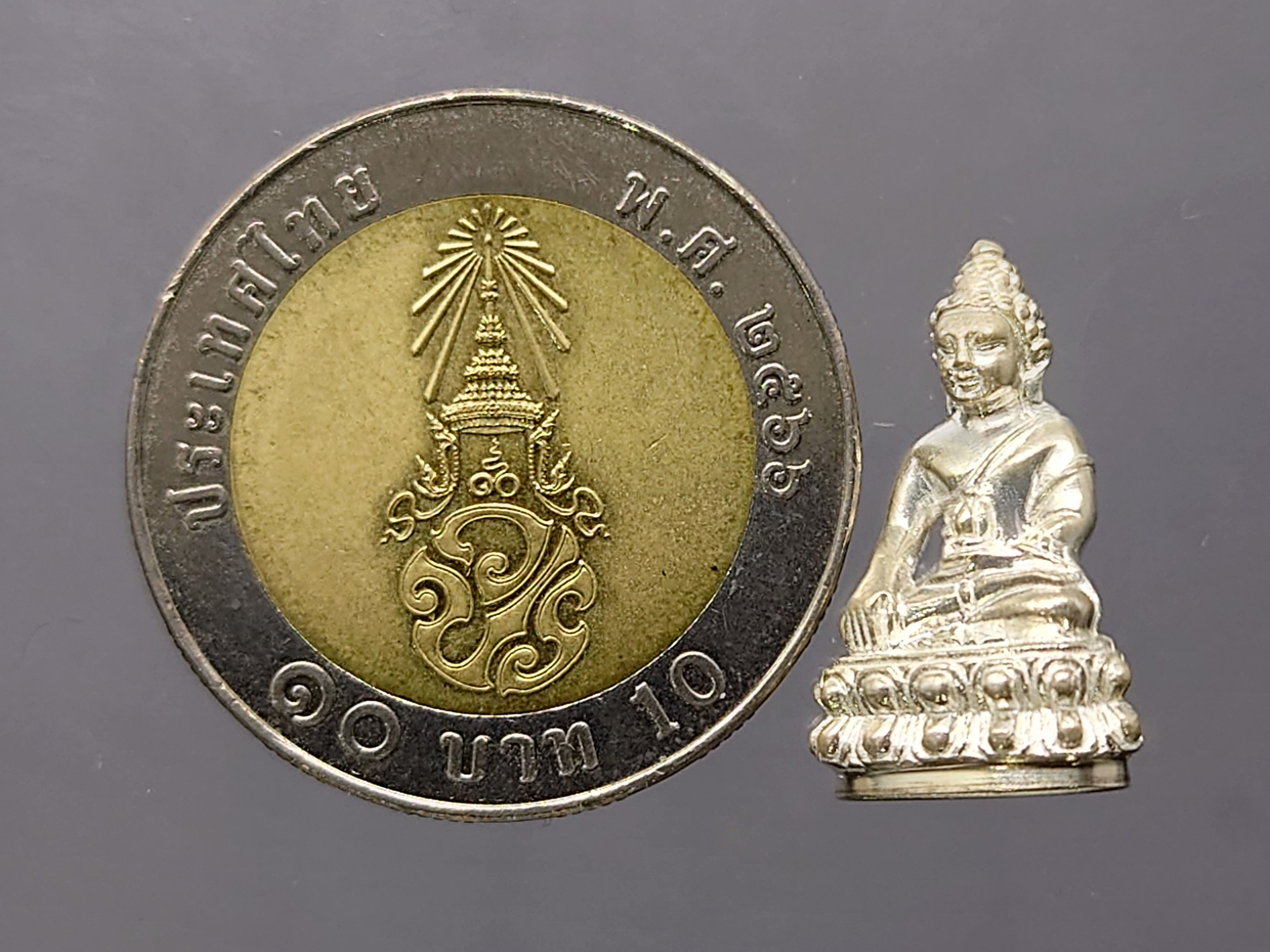 พระกริ่งญาณวเรศ (กริ่งปวเรศน้อย) ฐานบรรจุพระเกศาและจีวร เนื้อเงิน พิมพ์เล็ก สมเด็จพระญาณสังวรฯ ทรงเจริญพรรษา 100 ปี วัดบวรนิเวศวิหาร ปี2556 พร้อมใบรับรอง