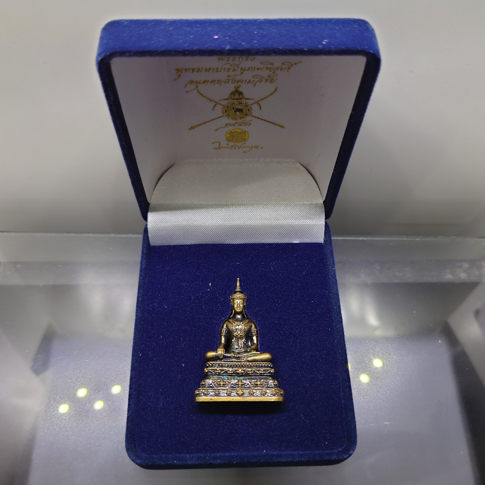 พระกริ่งพุทธมหาบารมีนุภาพพิสุทธิ์ อนุตตรสังคามวิชัย เนื้อทองแดงซาติน ผลงานศิลปินแห่งชาติ อ.จักรพันธุ์ โปรษยกฤต ปี2553-2554 พร้อมกล่องเดิม หายาก