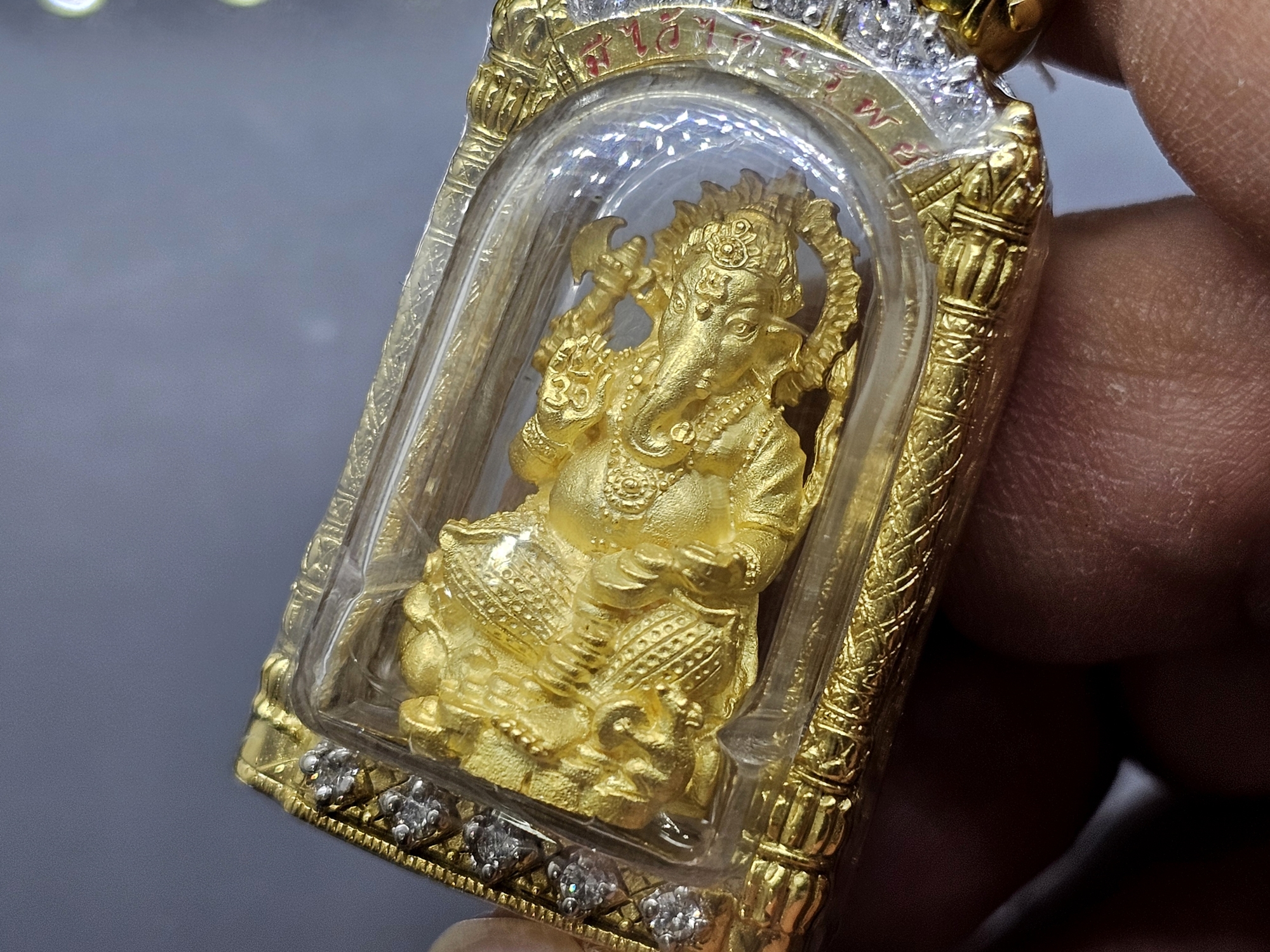 พระพิฆเนศวร ปางประทานพร รุ่นมีไว้ได้ทรัพย์ เนื้อทองทรายนวล วัดสมานรัตนาราม ปี 2558 พร้อมกรอบหุ้มทอง 24 K ฝังเพชร cz กล่องเดิม