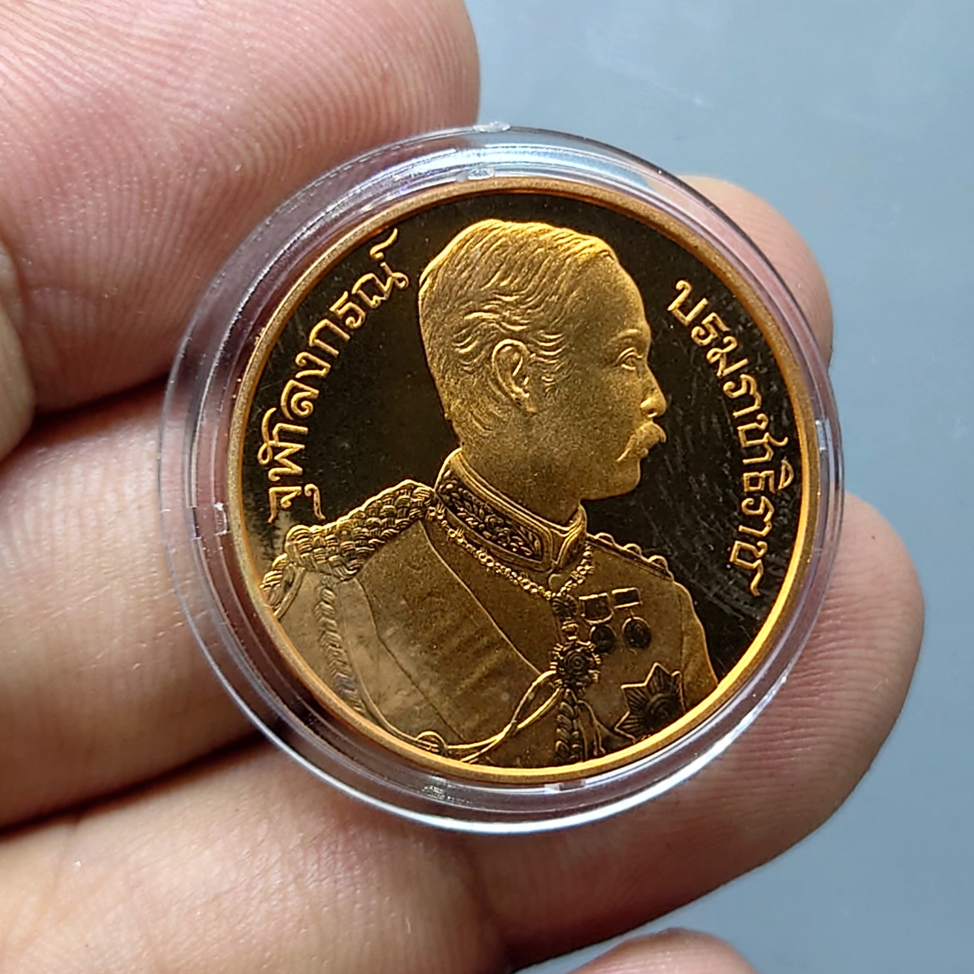 เหรียญพระปิยะมหาราช เนื้อทองแดงนอก ขัดเงาพ่นทราย บล็อกฮังการี่ พิมพ์เล็ก ขนาด 2.5 เซน วัดระฆังโฆสิตาราม ปี2538 ตลับเดิม