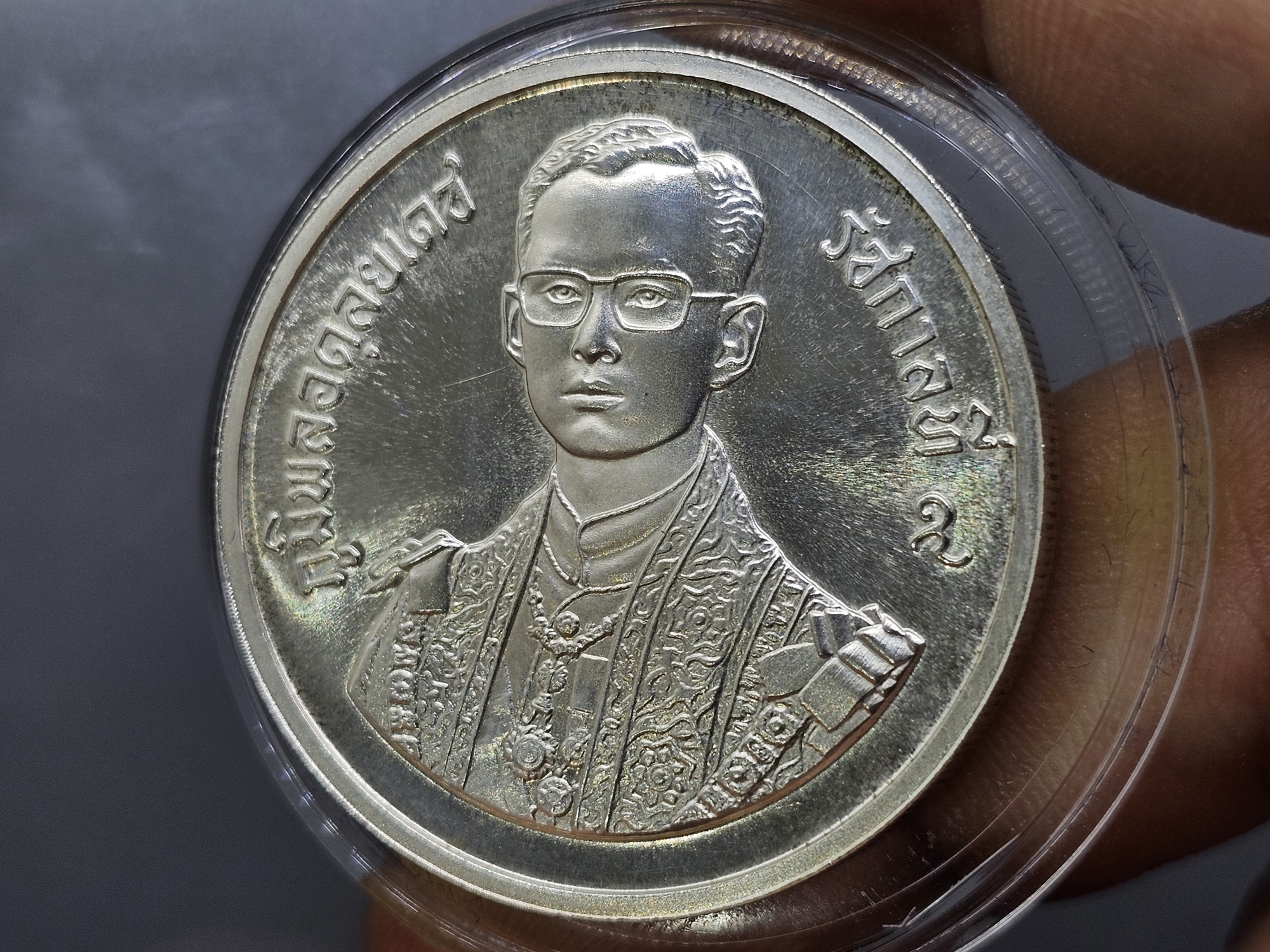 เหรียญเงิน 600 บาท ที่ระลึกเฉลิมพระชนมพรรษา 60 พรรษา รัชกาลที่ 9 พ.ศ.2530