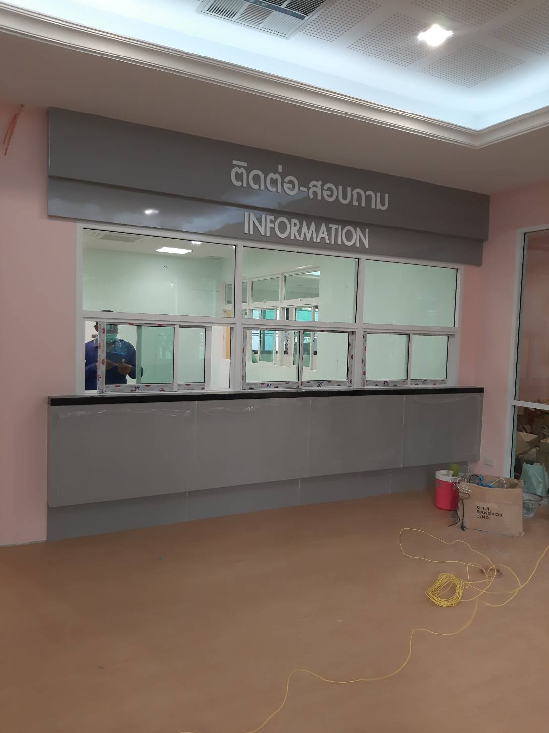 ป้ายตัวอักษรพลาสวู๊ดพ่นสีขาว งานติดต่อสอบถาม