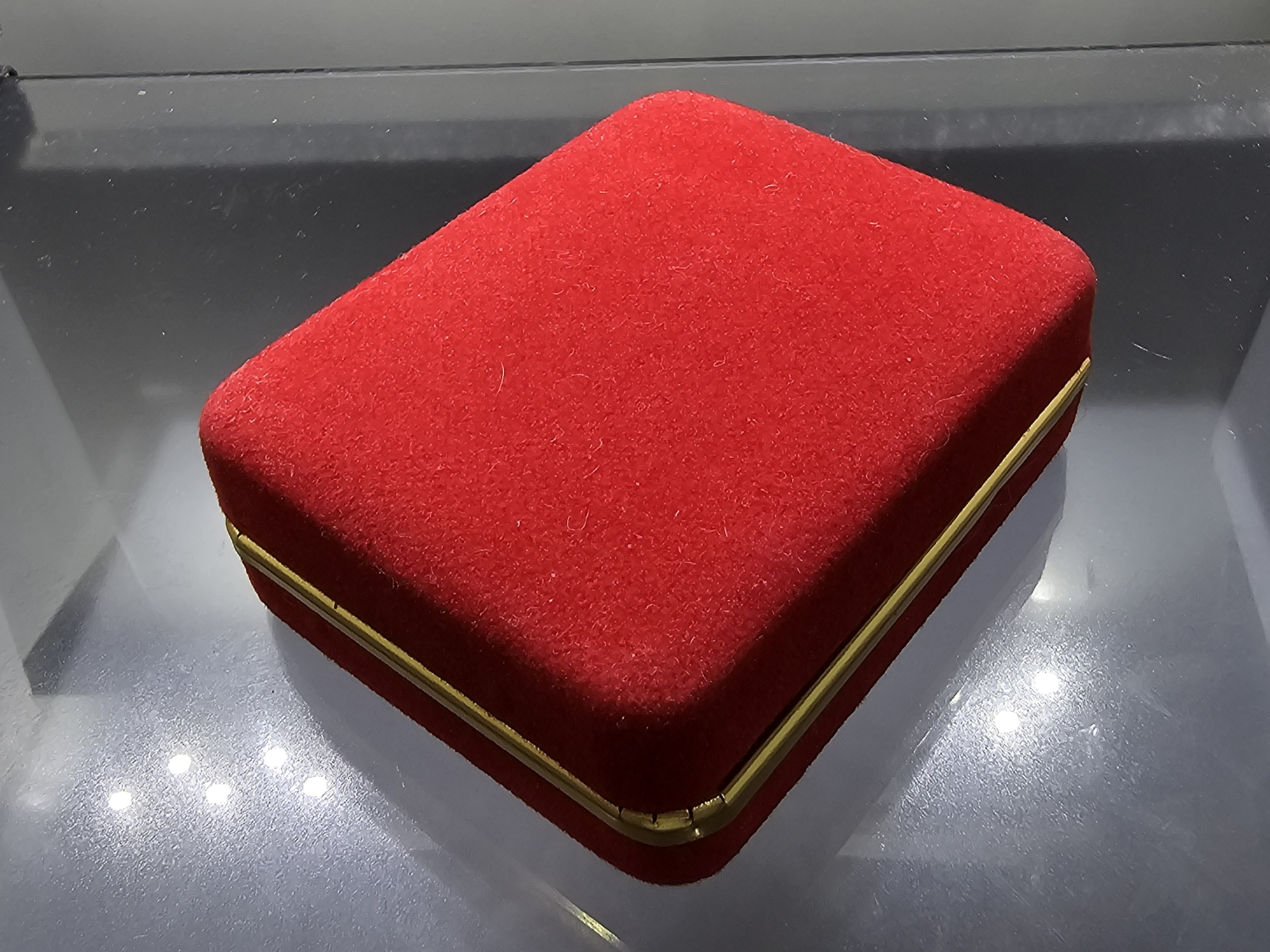 เหรียญที่ระลึก ร. 5 หลัง จปร. เนื้อเงิน ที่ระลึกสร้างศาลากาญจนาภิเษก วัดนิเวศธรรมประวัติ ปี2537 พร้อมกล่อง