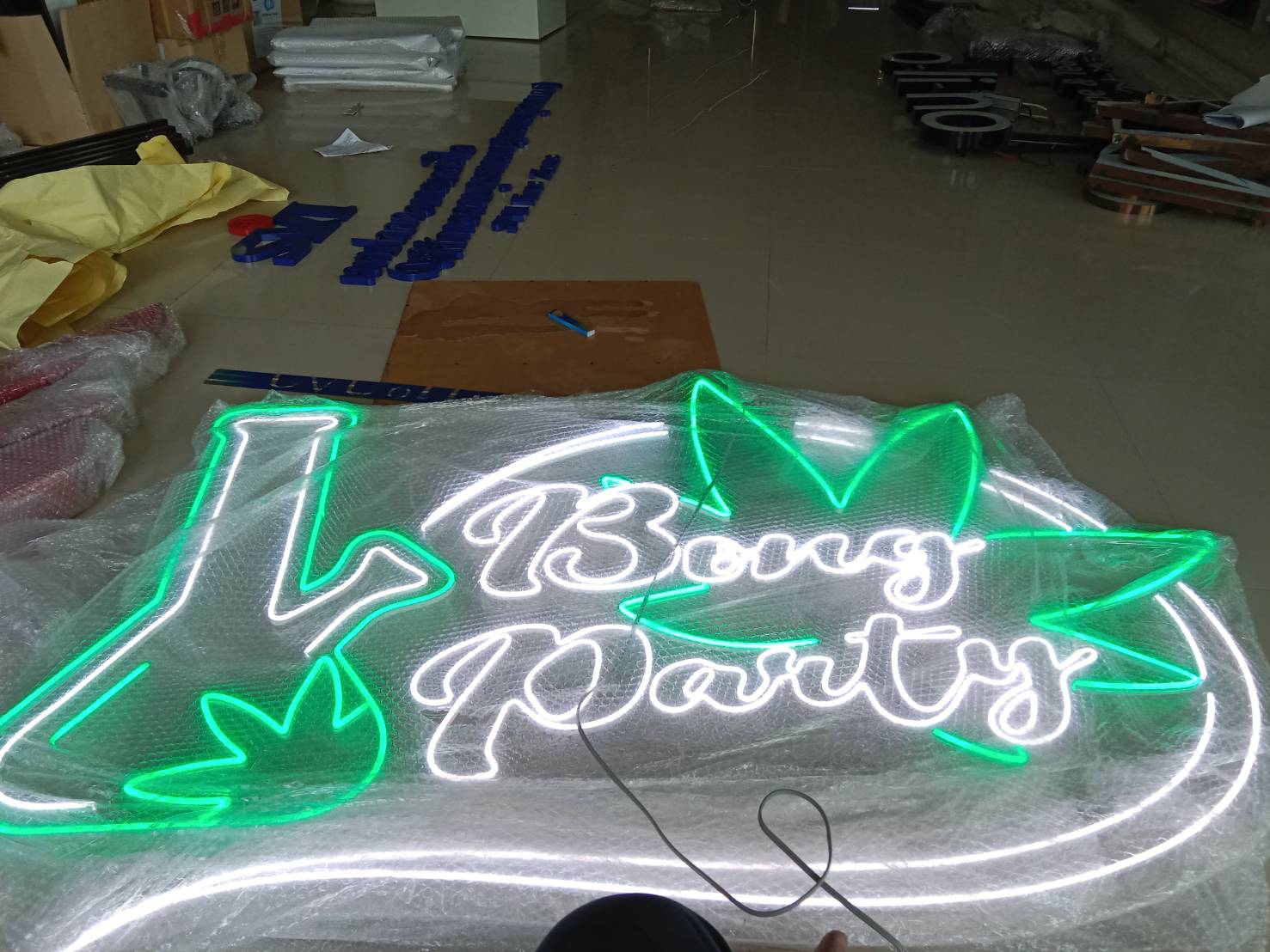 รับทำป้ายไฟนีออน ป้ายไฟร้านกัญชา งานป้ายร้านกัญชา BONG PARTY