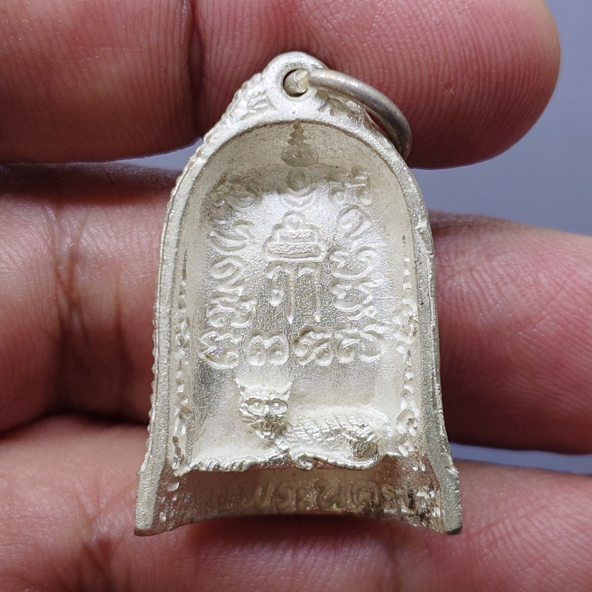 หลวงพ่อเปิ่น รุ่นมีสุข หล่อระฆังครึ่งซีก เนื้อเงิน วัดบางพระ จ.นครปฐม ปี 2535 พร้อมตลับเดิม แท้ทันหลวงพ่อ