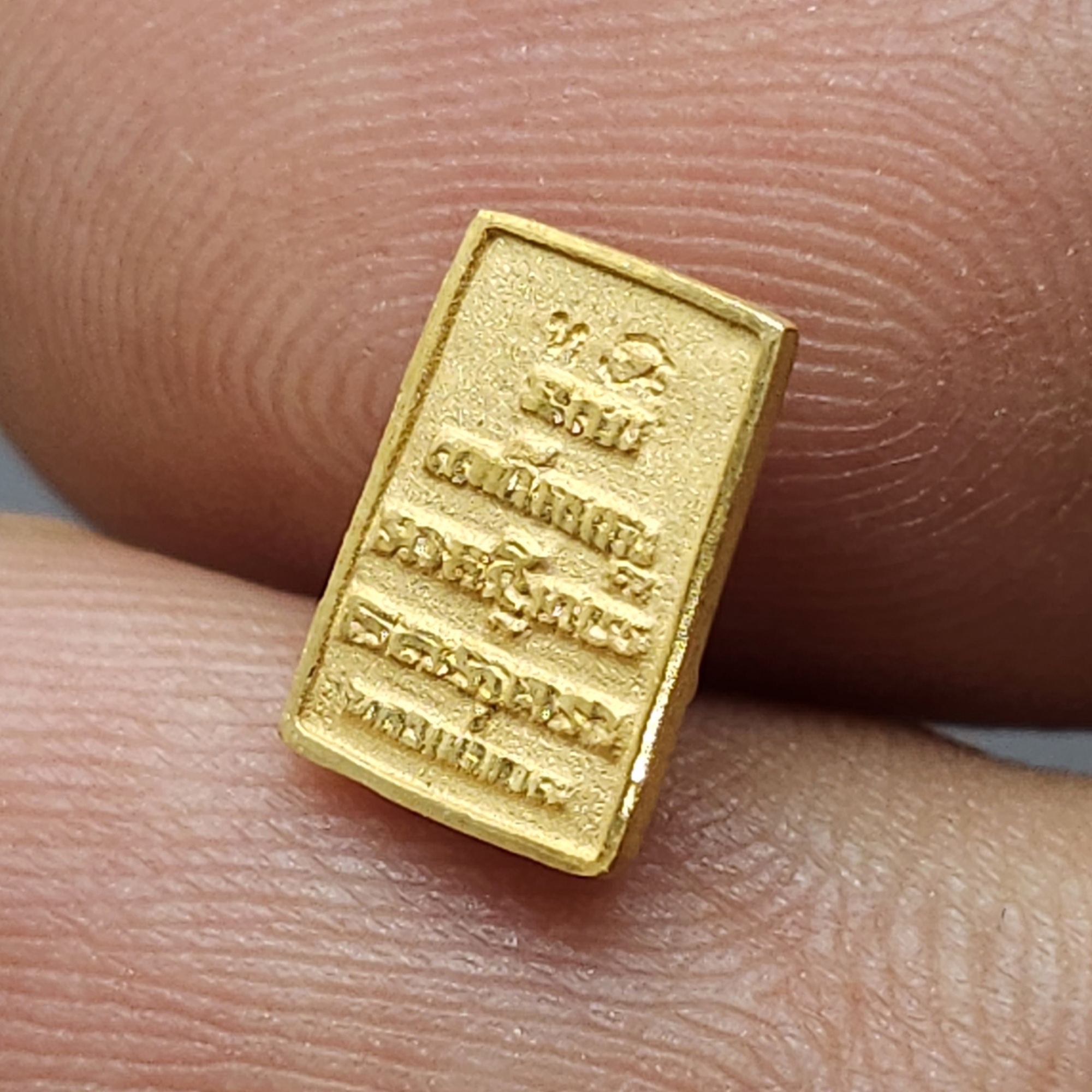 หลวงพ่อทวด เหยียบน้ำทะเลจืด เนื้อทองคำแท้ พิมพ์สี่เหลี่ยมสมเด็จเล็ก หลังพระคาถาหลวงพ่อทวด รุ่น 106 ปี อาจารย์ทิม พ.ศ.2561 พร้อมกล่องเดิม