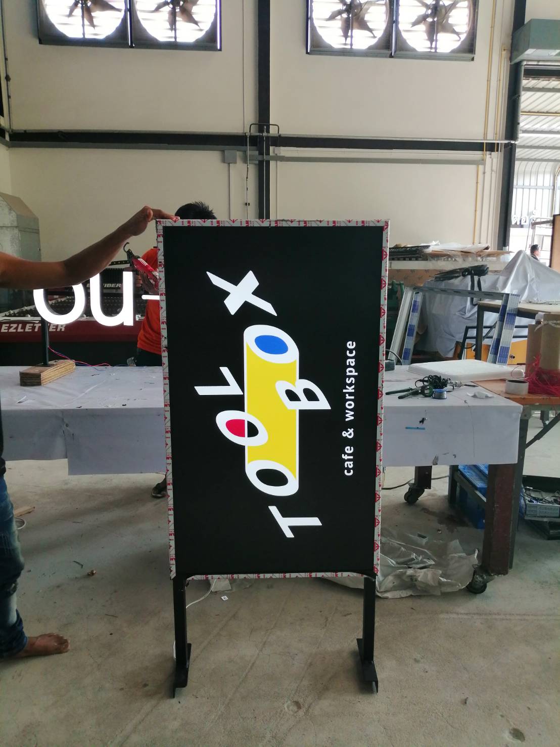 ป้ายกล่องไฟขายื่นยึดติดผนังแอลอีดี งานTOOL BOX CAFE&WORKSPACE