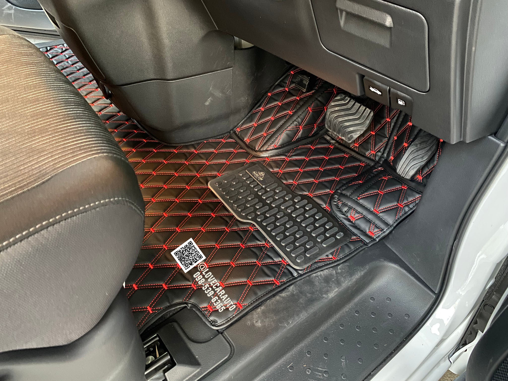 พรมปูพื้นรถยนต์ 6D Nissan Serena Hightway Hybrid 2024-2025 พรมvvip ดำแดง