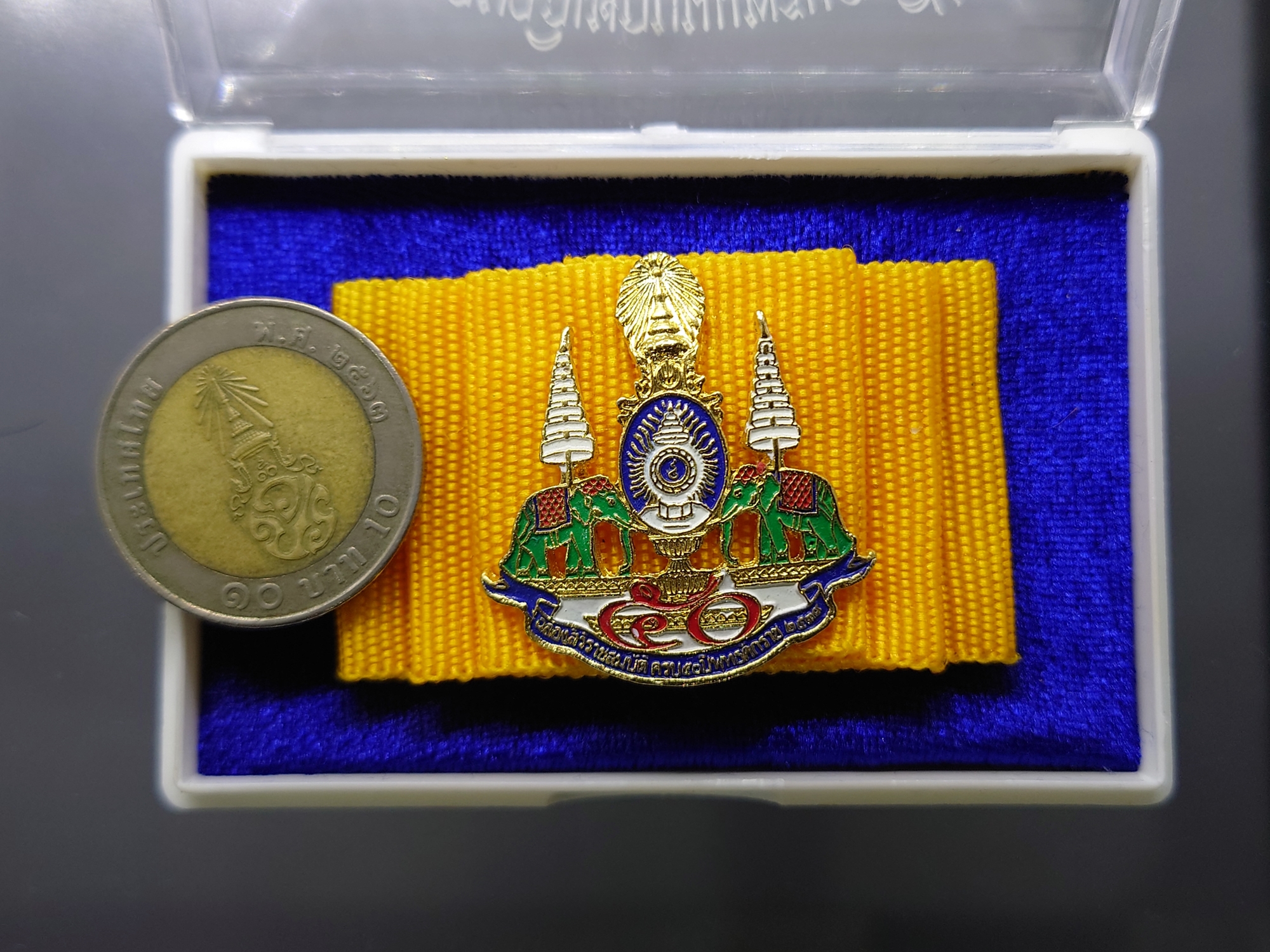 เข็มกาญจนาภิเษกบนผ้าแพรสีเหลือง จัดสร้างในวโรกาส 75 พรรษา รัชกาลที่9 ปี2545 พร้อมตลับเดิม ประกันแท้