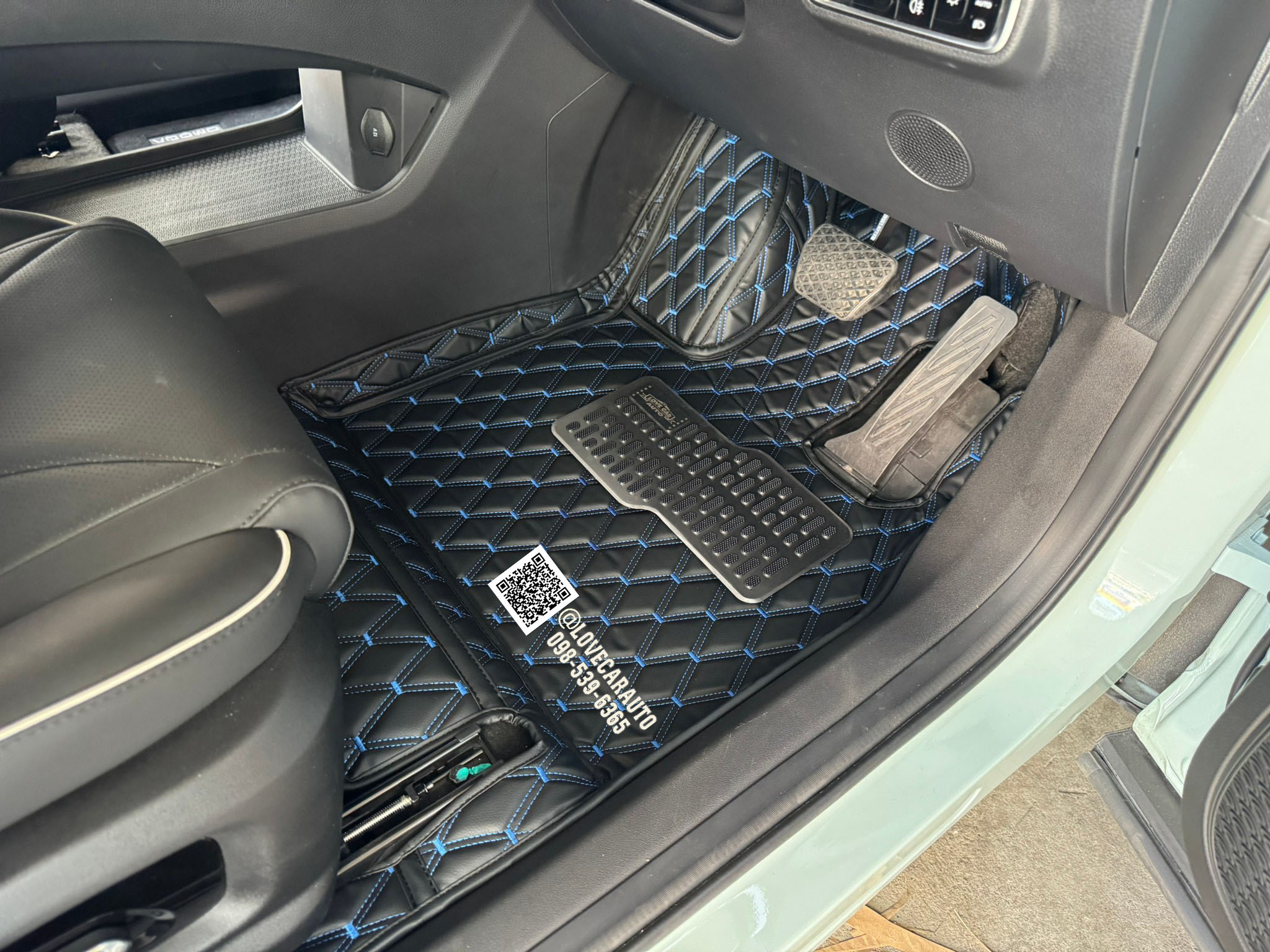 พรมปูพื้นรถยนต์ 6D Omoda C5 2024 สีดำด้ายน้ำเงิน