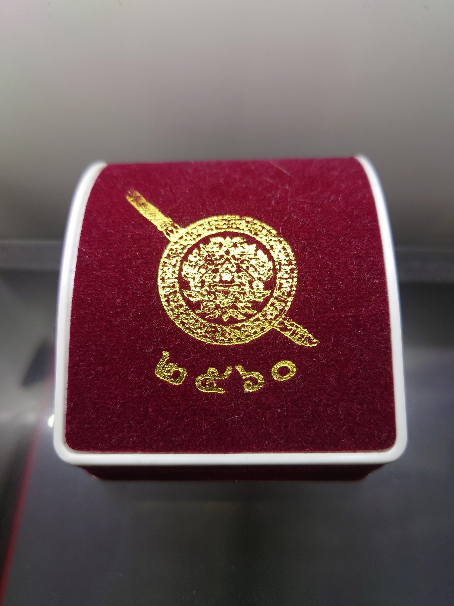 หลวงพ่อโสธร พิมพ์เสมา เนื้อเงิน ลงยา รุ่นโสธร 2560 ตำรวจ ๘ ริ้ว ขนาดสูง 3 เซ็น ปี2560 พร้อมกล่องเดิม