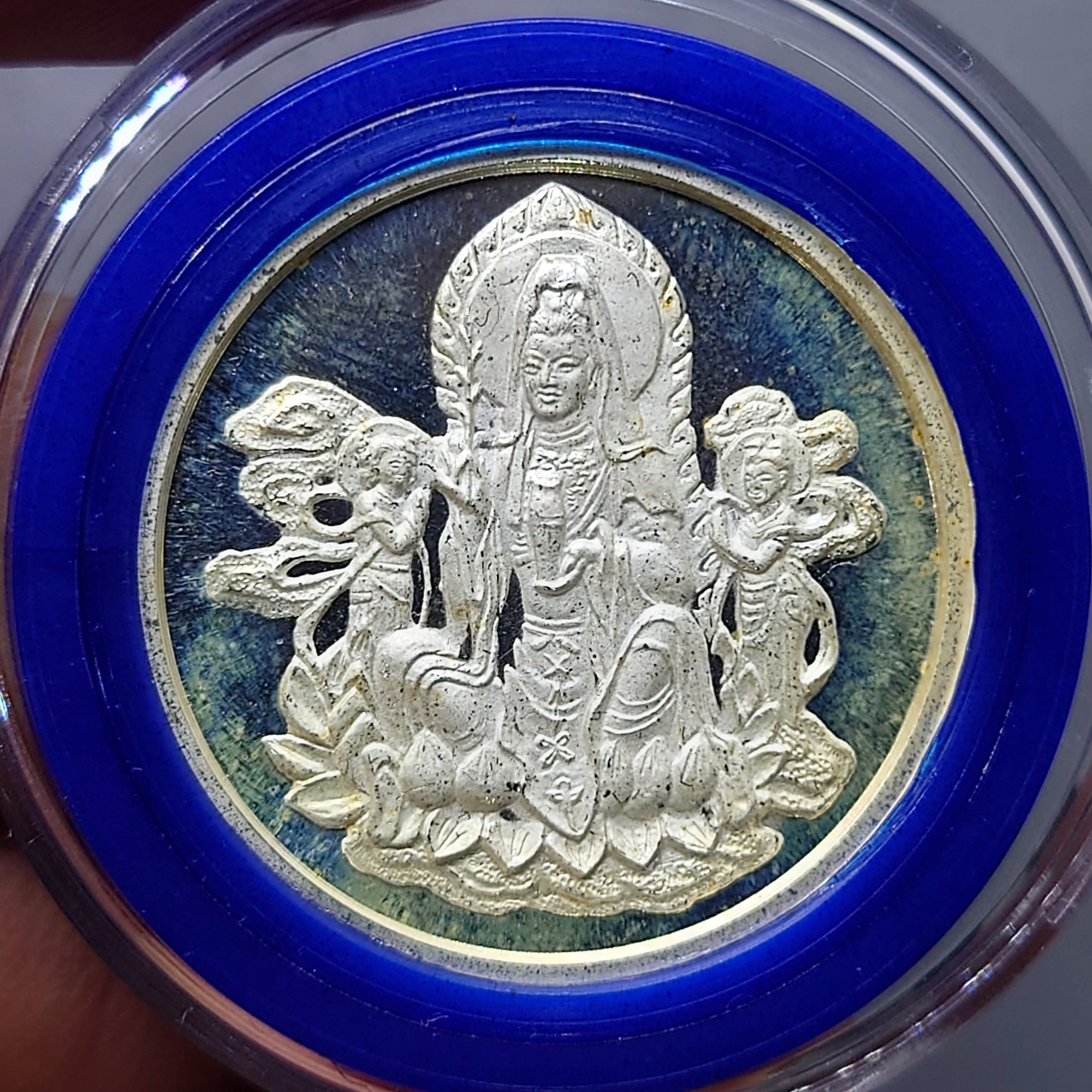 เหรียญพระโพธิสัตว์กวนอิม หลังมังกร เนื้อเงิน วัดหัวลำโพง พ.ศ.2537 พร้อมตลับเดิม