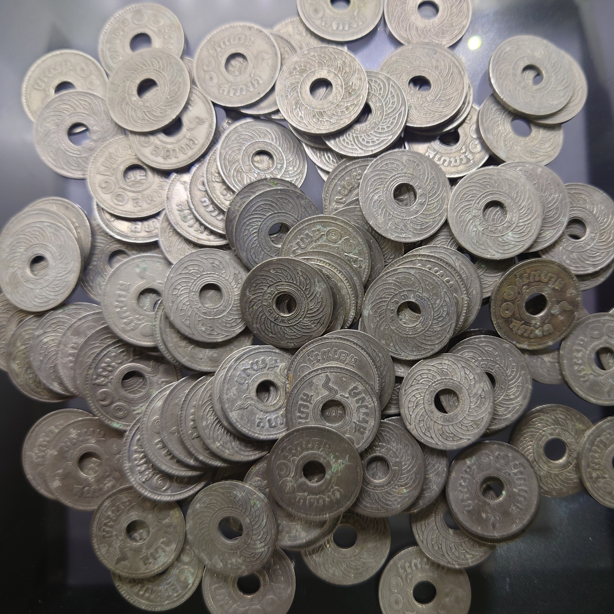 สตางค์รู 10 สตางค์ เนื้อนิเกิล คละปี (ผ่านใช้) ผลิตออกใช้ในสมัย รัชกาลที่ 5 ถึง รัชกาลที่ 8 (ราคาต่อ 1 เหรียญ)