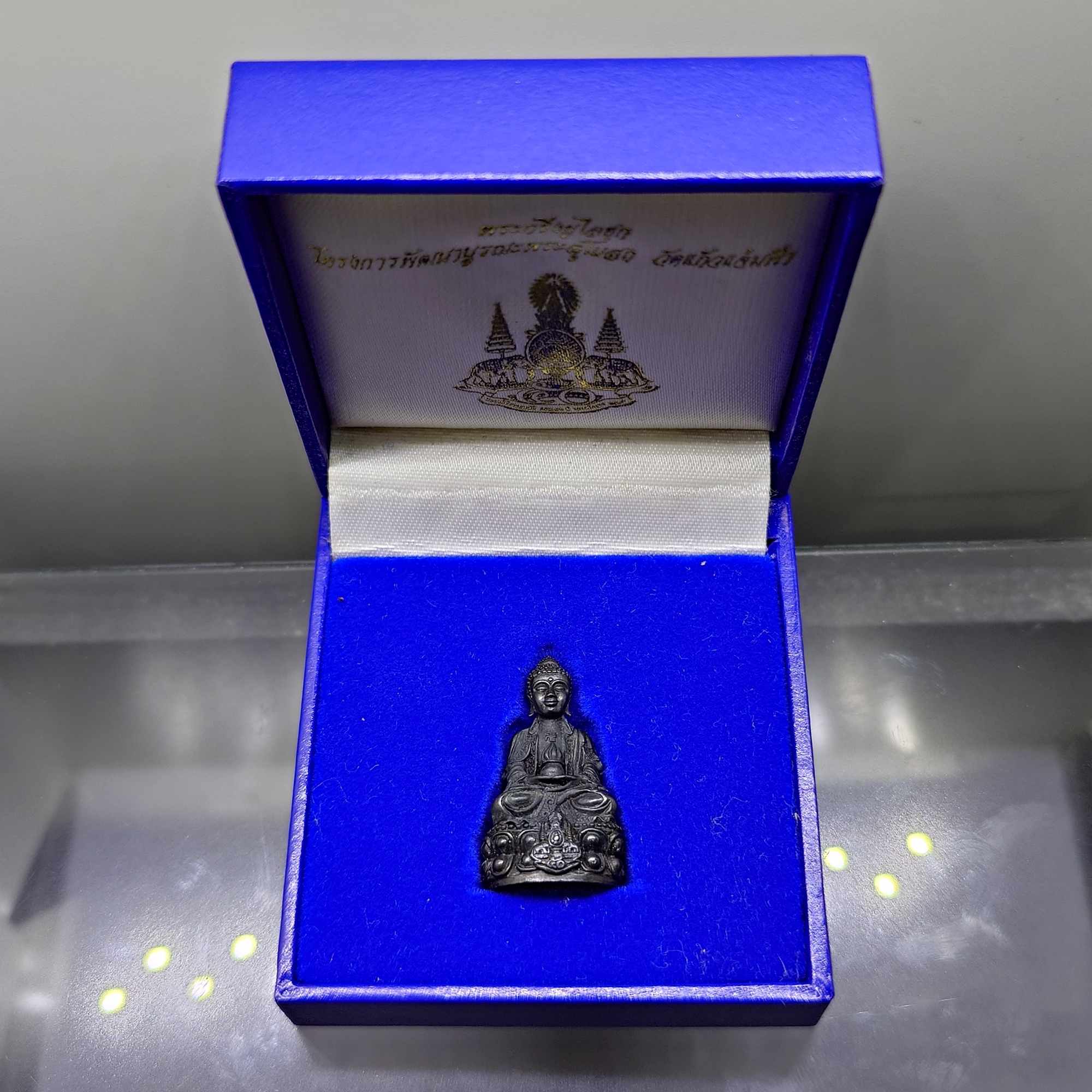 พระกริ่งยูไลฮุก กาญจนาภิเษก (กรรมการ) เนื้อนวะโลหะพิเศษผสมทองคำ โครงการพัฒนาบูรณะพระอุโบสถ วัดแก้วแจ่มฟ้า พ.ศ.2539 พร้อมกล่อง