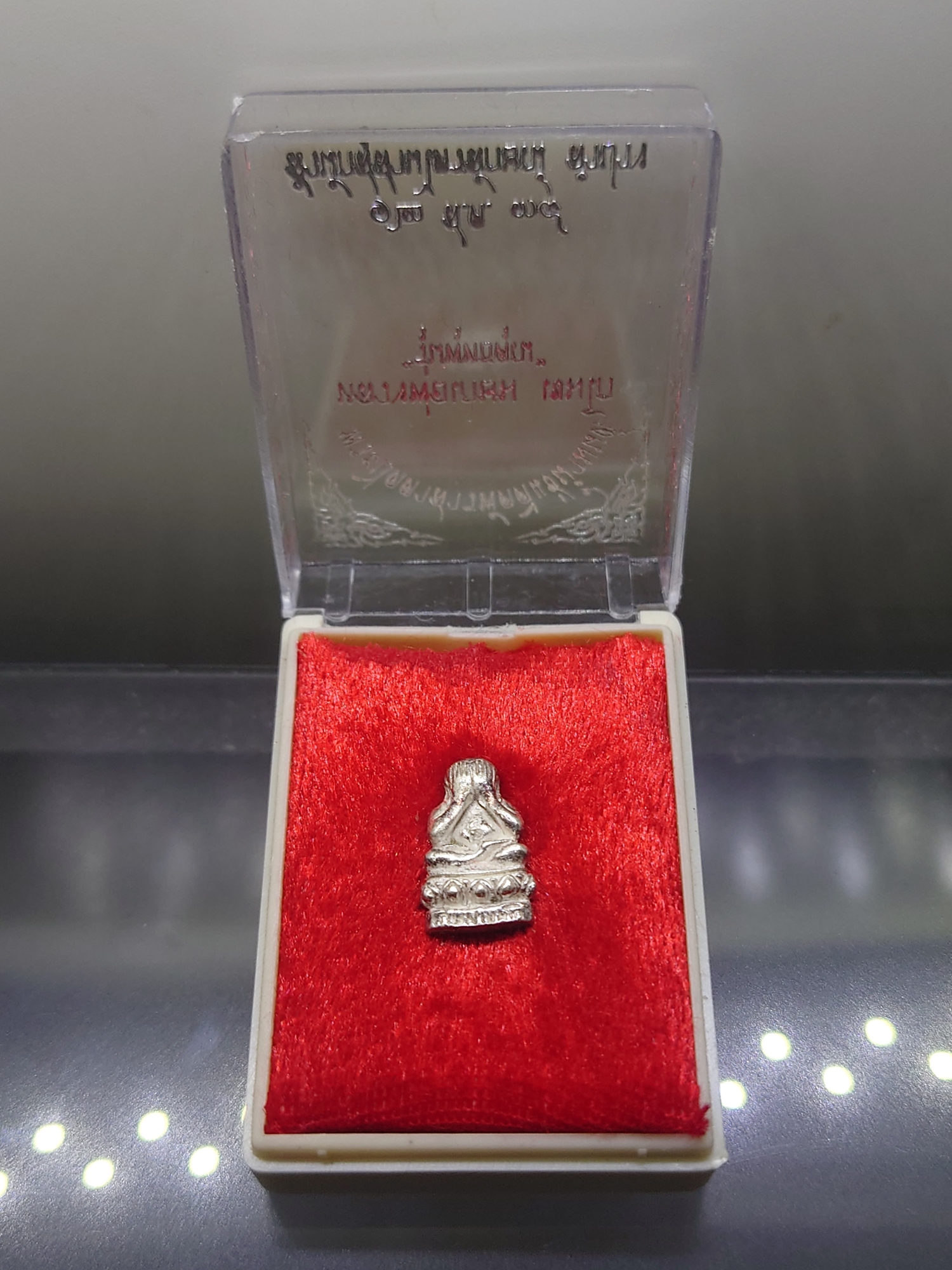 พระปิดตาสารพัดดี แช่น้ำมนต์ รุ่นพุทธคุณ เนื้อเงิน หลวงพ่อเกษม เขมโก สำนักสุสานไตรลักษณ์ ลำปาง ปี2538 พร้อมตลับเดิม