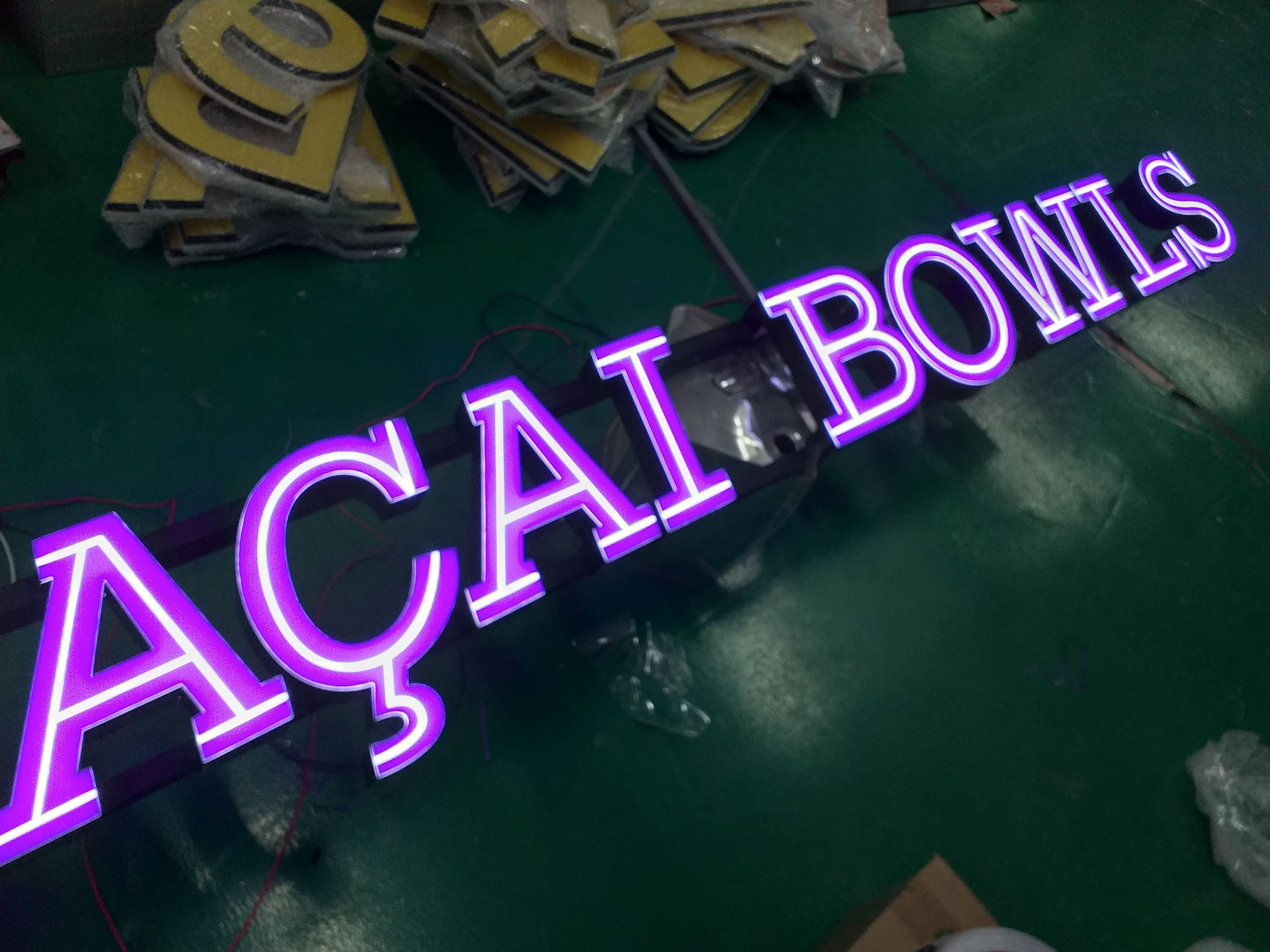 ป้ายไฟร้านอาหาร ป้ายไฟร้านเครื่องดื่ม ป้ายไฟตัวอักษรออกไฟแอลอีดี พร้อมโครงเหล็ก งานOAKBERRY ACAI BOWLS