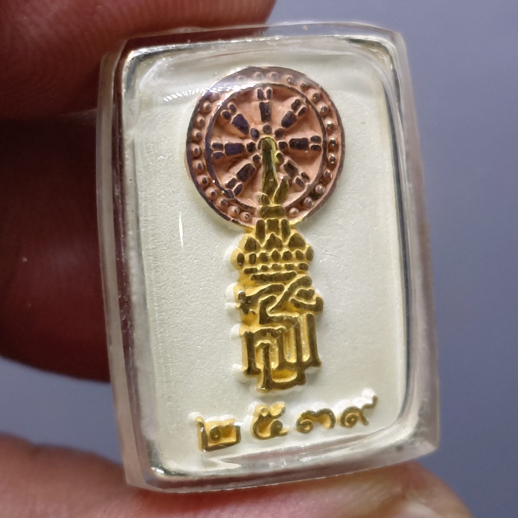 พระพุทธชินราช พิมพ์สี่เหลี่ยม รุ่นเฉลิมพระเกียรติ หลัง ส.ธ. เนื้อเงิน 99.99% ชุบสามกษัตริย์ มูลนิธิสิรินธรราชวิทยาลัย สร้าง พุทธาภิเษก ณ มหาวิหารพระพุทธชินราช ปี2539 พร้อมกล่องเดิม