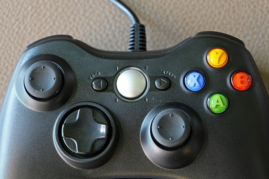 ในส่วนตรงกลาง ของจอยเกมส์ทรง Xbox ตัวนี้จะมีเป็นปุ่ม Back และ ปุ่ม Start ซึ่งเราสามารถไปตั้งในเกมส์ได้อีกด้วยว่าจะให้ปุ่มนี้ทำงานคำสั่งอะไร