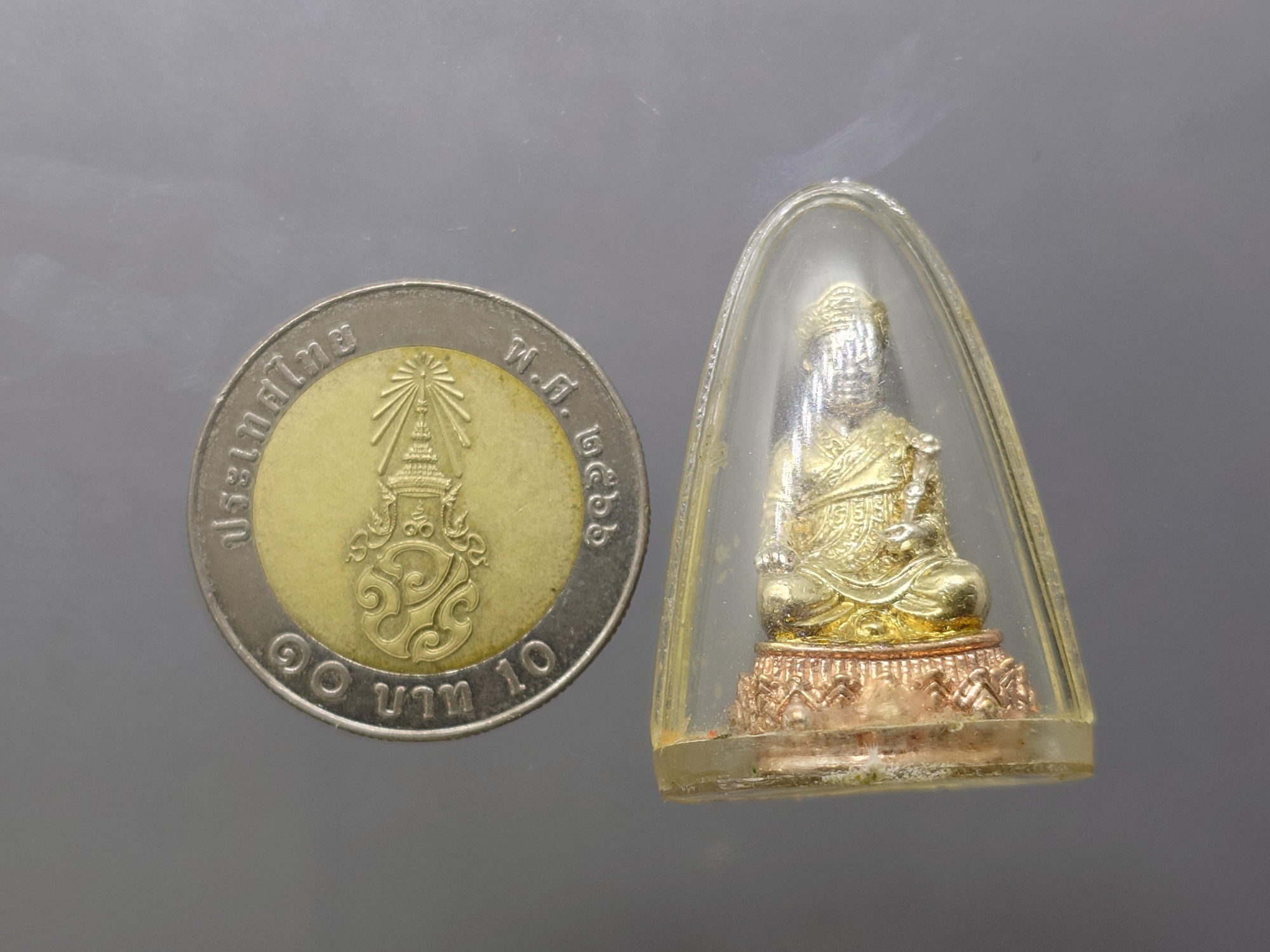 พระรูปเหมือน ฮั่วเพ้ง ไต้ฮงกงโจวซือ เนื้อเงินสามกษัตริย์ จัดสร้างโดยมูลนิธิวิทยาเขตสิรินธรราชวิทยาลัย ในพระราชูปถัมภ์ พิธีวัดบวรนิเวศวิหาร ปี2539