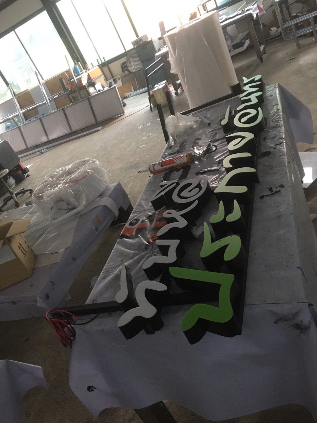 ป้ายตัวอักษรไฟออกหน้า งานทับหลี ประกายจันทร์