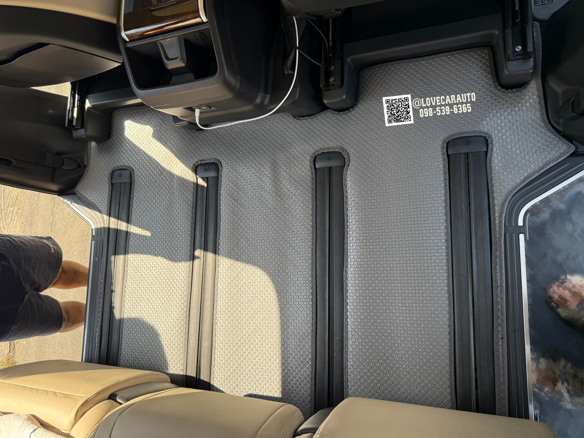พรมปูพื้นรถตู้ toyota majesty กระดุมเล็กสีเทา